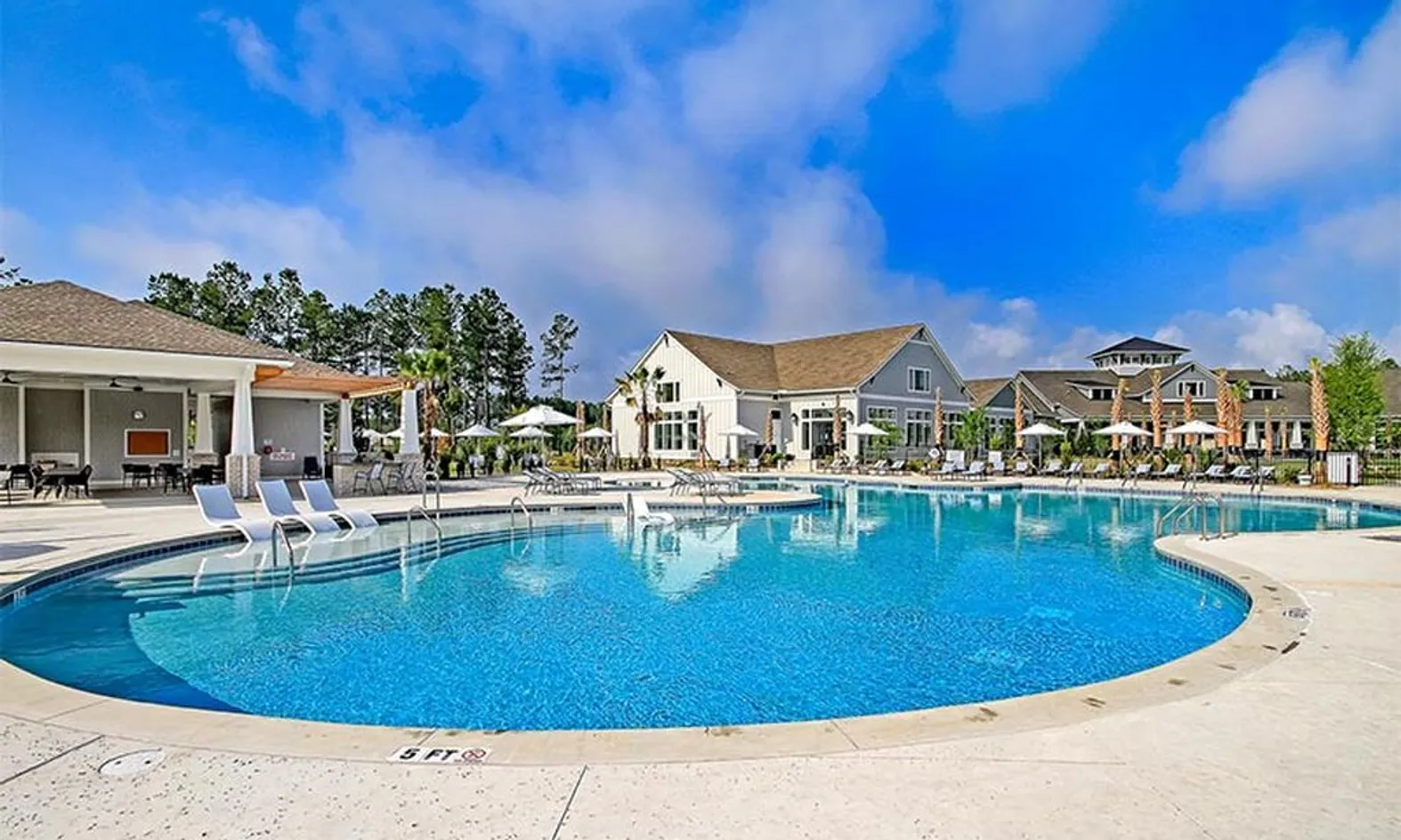 Outdoor Resort-Style Pool