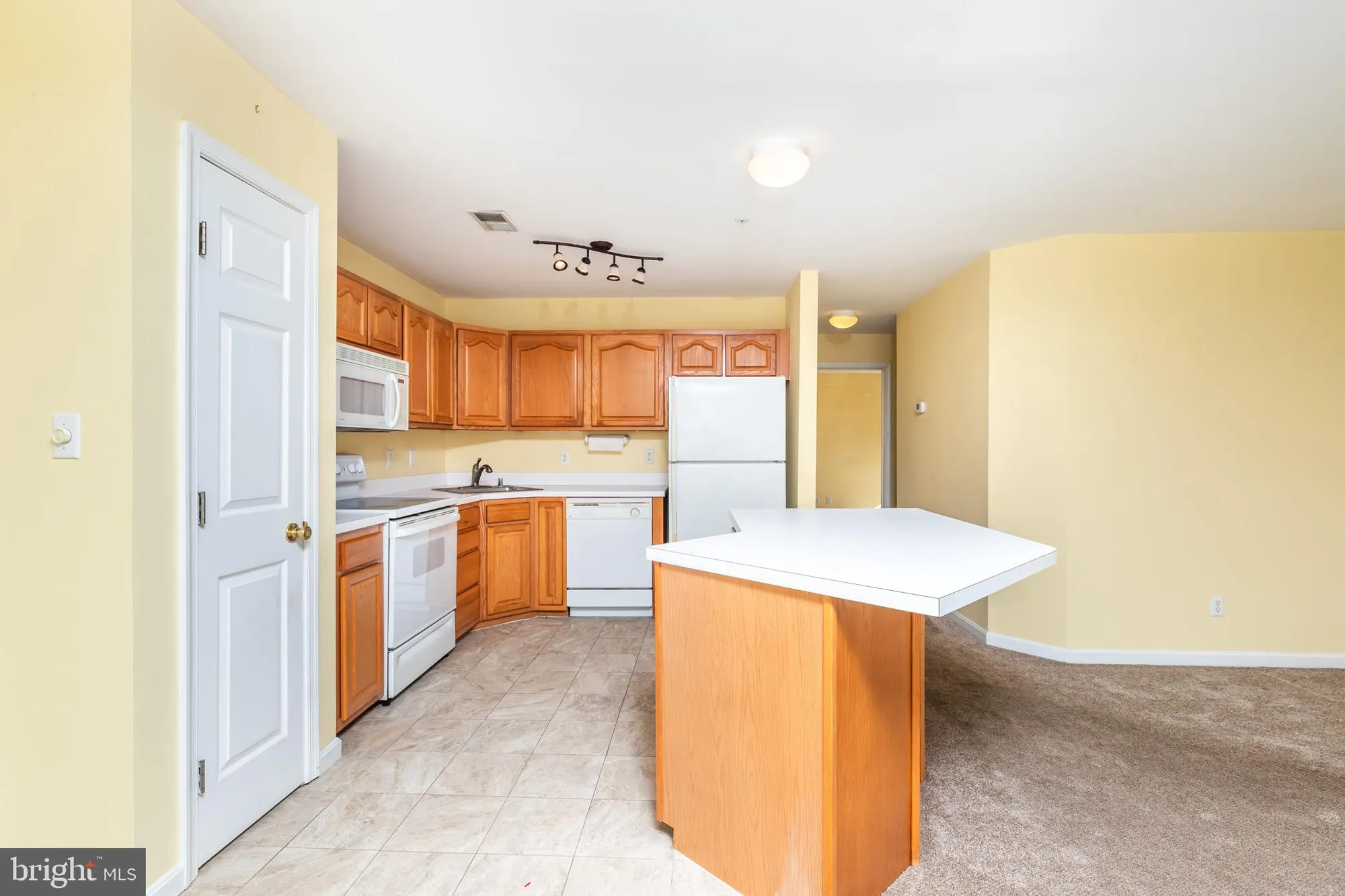Property Slideshow image 10 of 38 | 11425 manklin creek rd unit 2, Ocean Pines, MD, 21811
