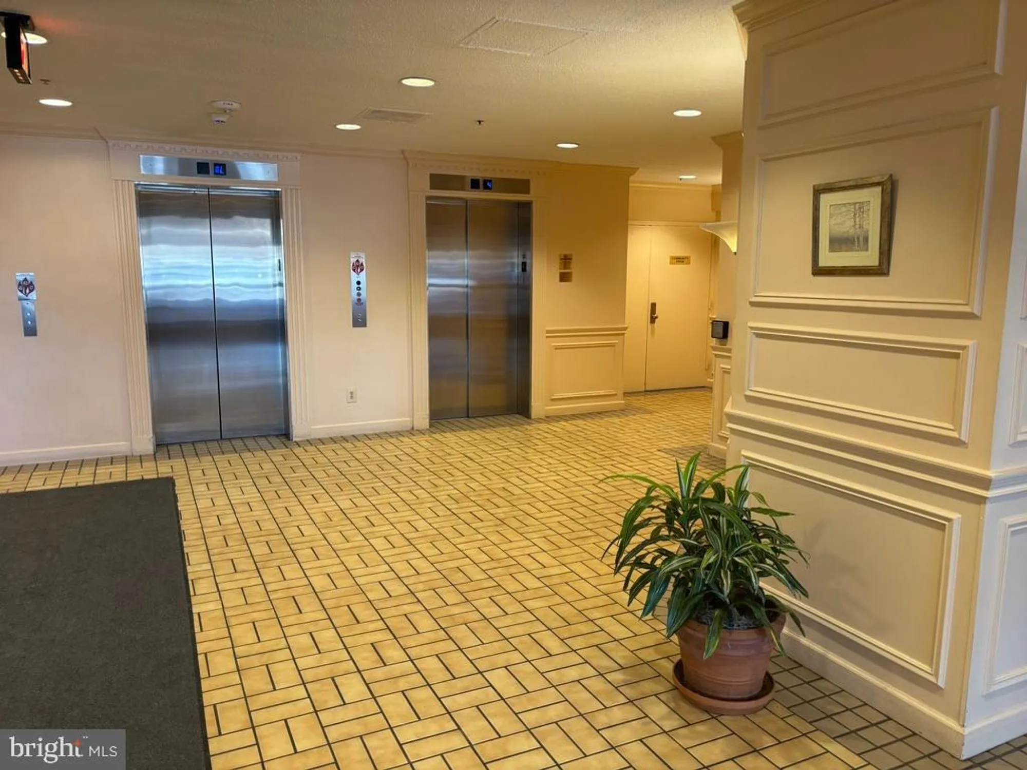 Property Slideshow image 4 of 52 | 15115 interlachen dr 3-1020, Silver Spring, MD, 20906