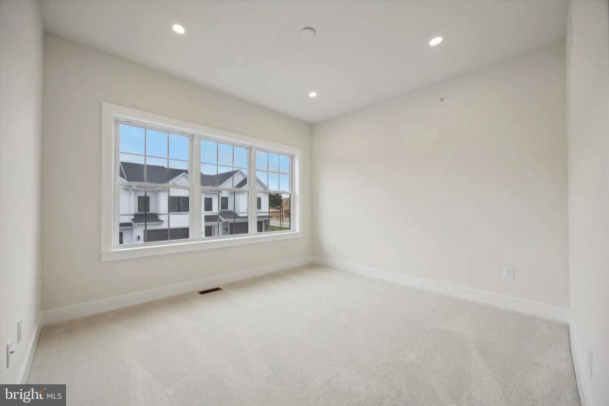 Property Slideshow image 27 of 32 | 528 fullerton farm ct 11, Warrington, PA, 18976