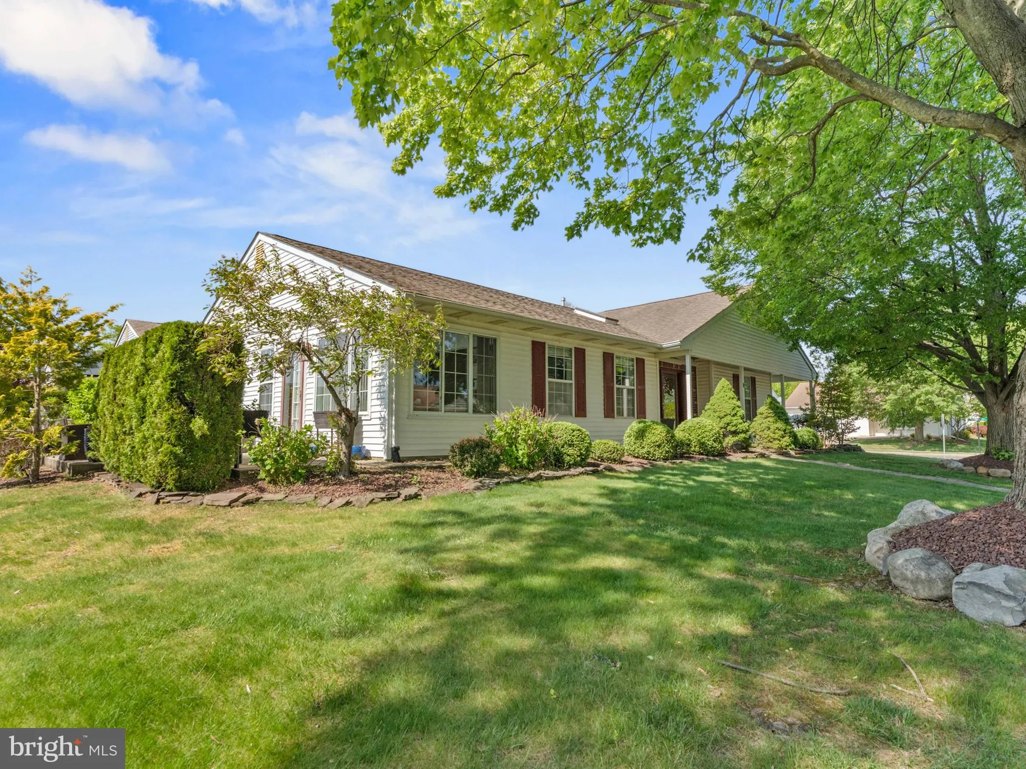 Property Slideshow image 8 of 31 | 2 windmill ct, Columbus, NJ, 08022