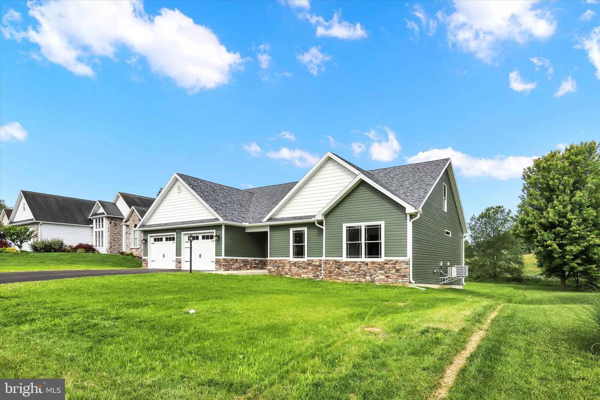 Property Slideshow image 3 of 26 | 6279 oak leaf ln n, Fayetteville, PA, 17222