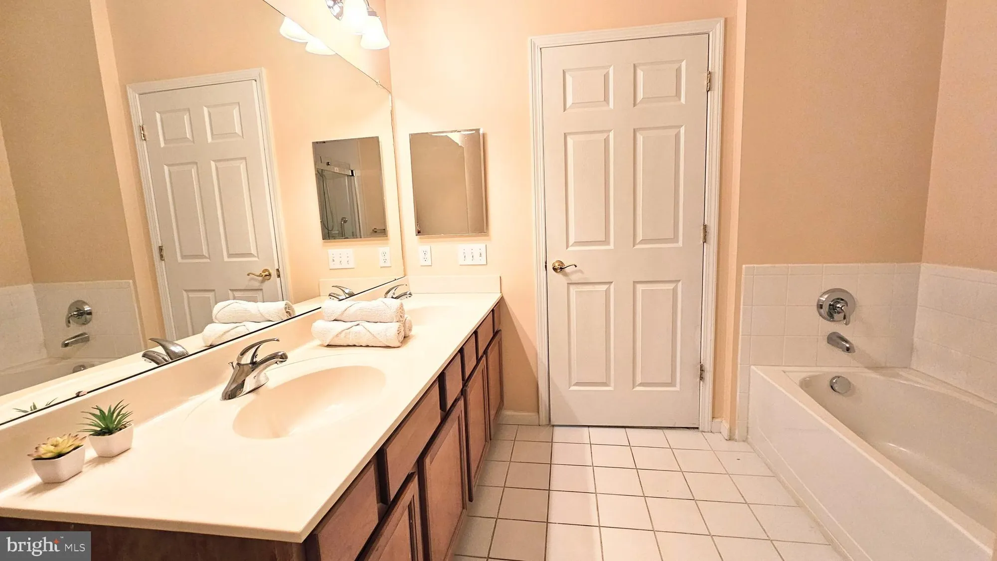 Property Slideshow image 15 of 33 | 1309 colts cir d, Lawrence Township, NJ, 08648