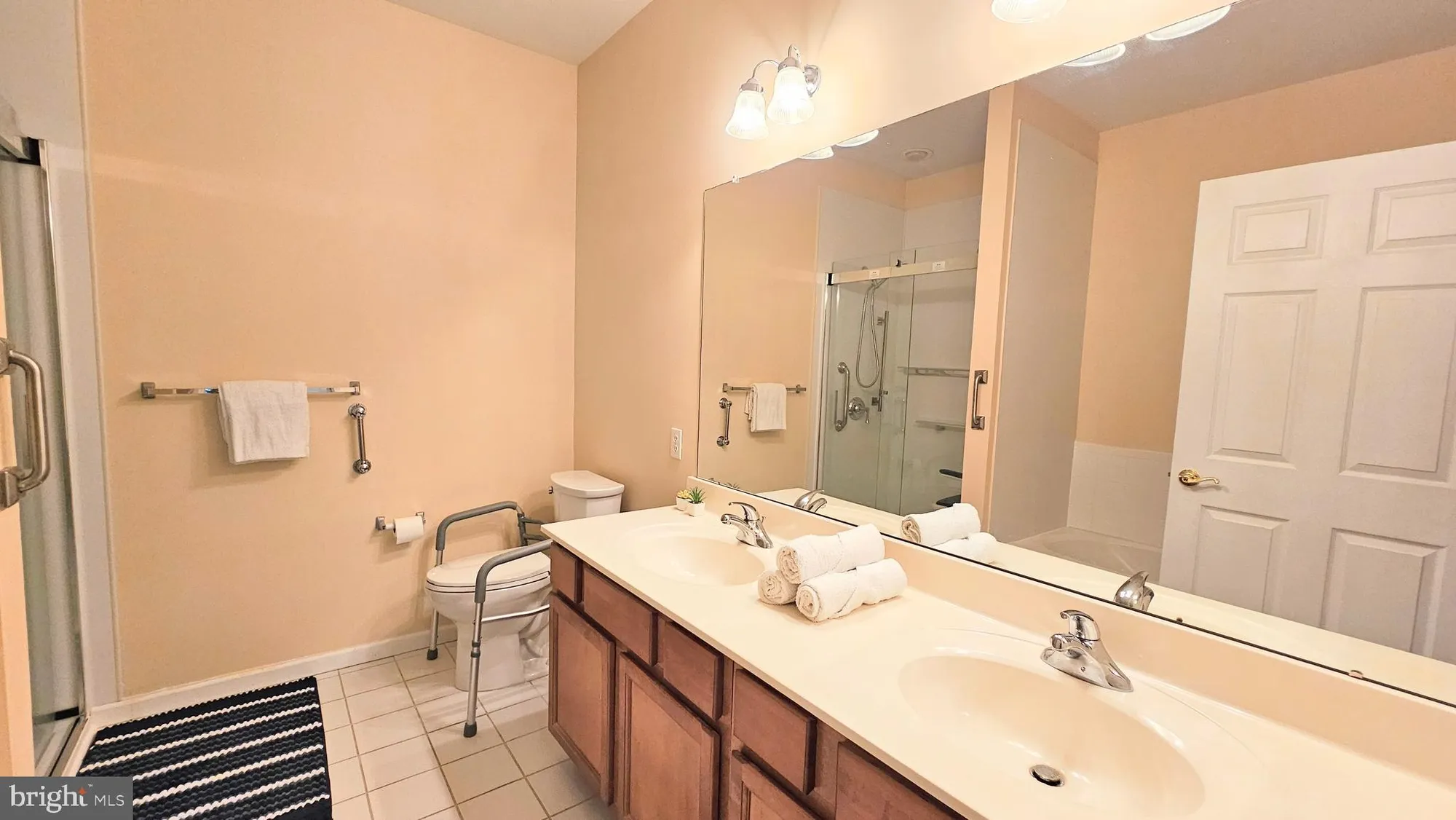 Property Slideshow image 14 of 33 | 1309 colts cir d, Lawrence Township, NJ, 08648