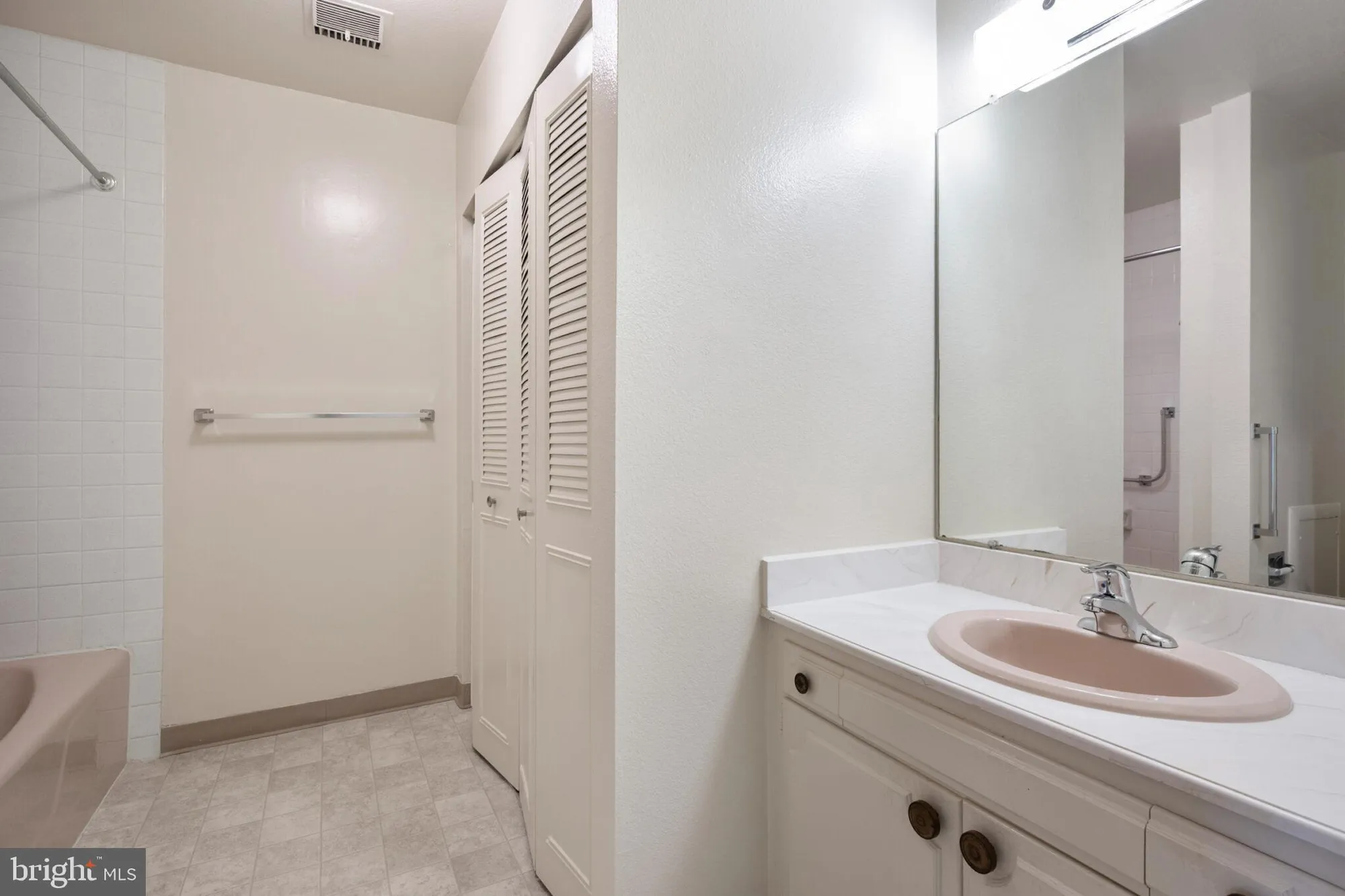 Property Slideshow image 18 of 32 | 3360 gleneagles dr 71-2b, Silver Spring, MD, 20906