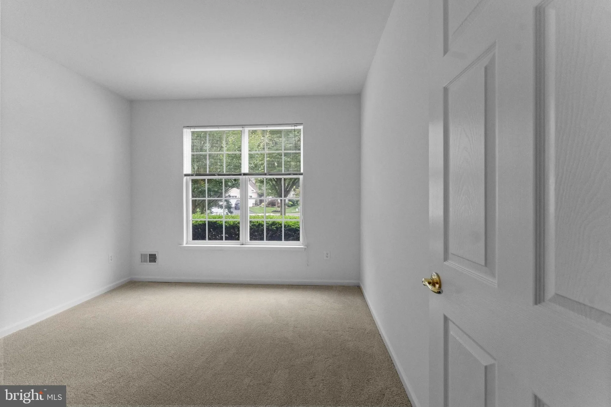 Property Slideshow image 10 of 39 | 4 brakeman ct, Hightstown, NJ, 08520
