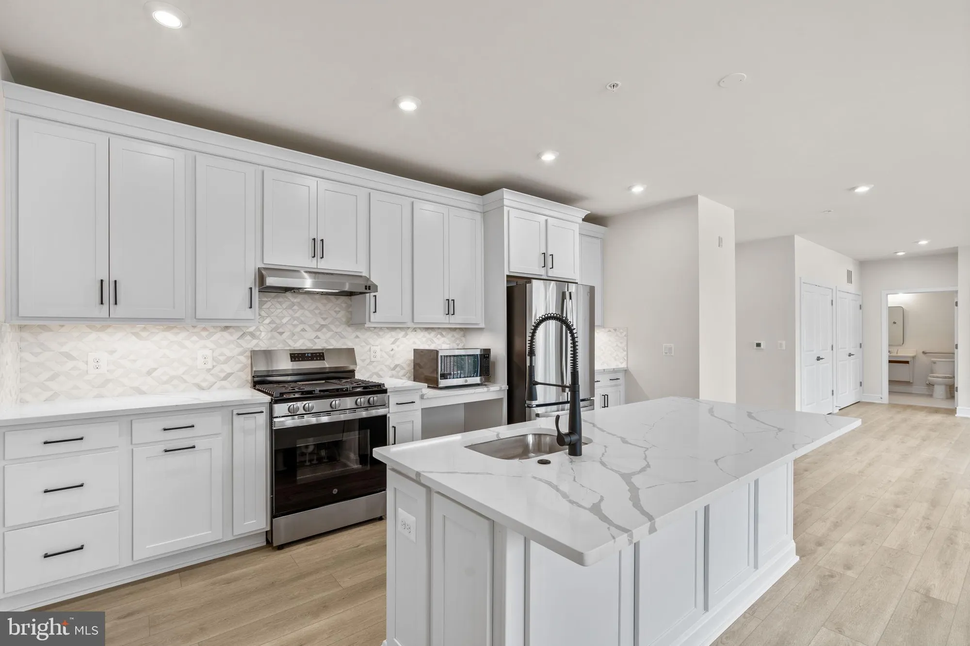 Property Slideshow image 6 of 28 | 23640 bolton crescent ter # 13-204, Ashburn, VA, 20148