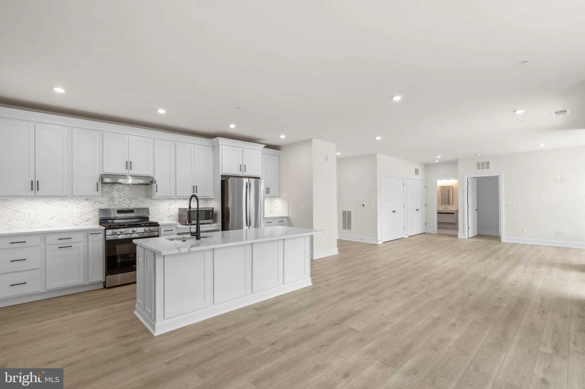 Property Slideshow image 12 of 28 | 23640 bolton crescent ter # 13-204, Ashburn, VA, 20148