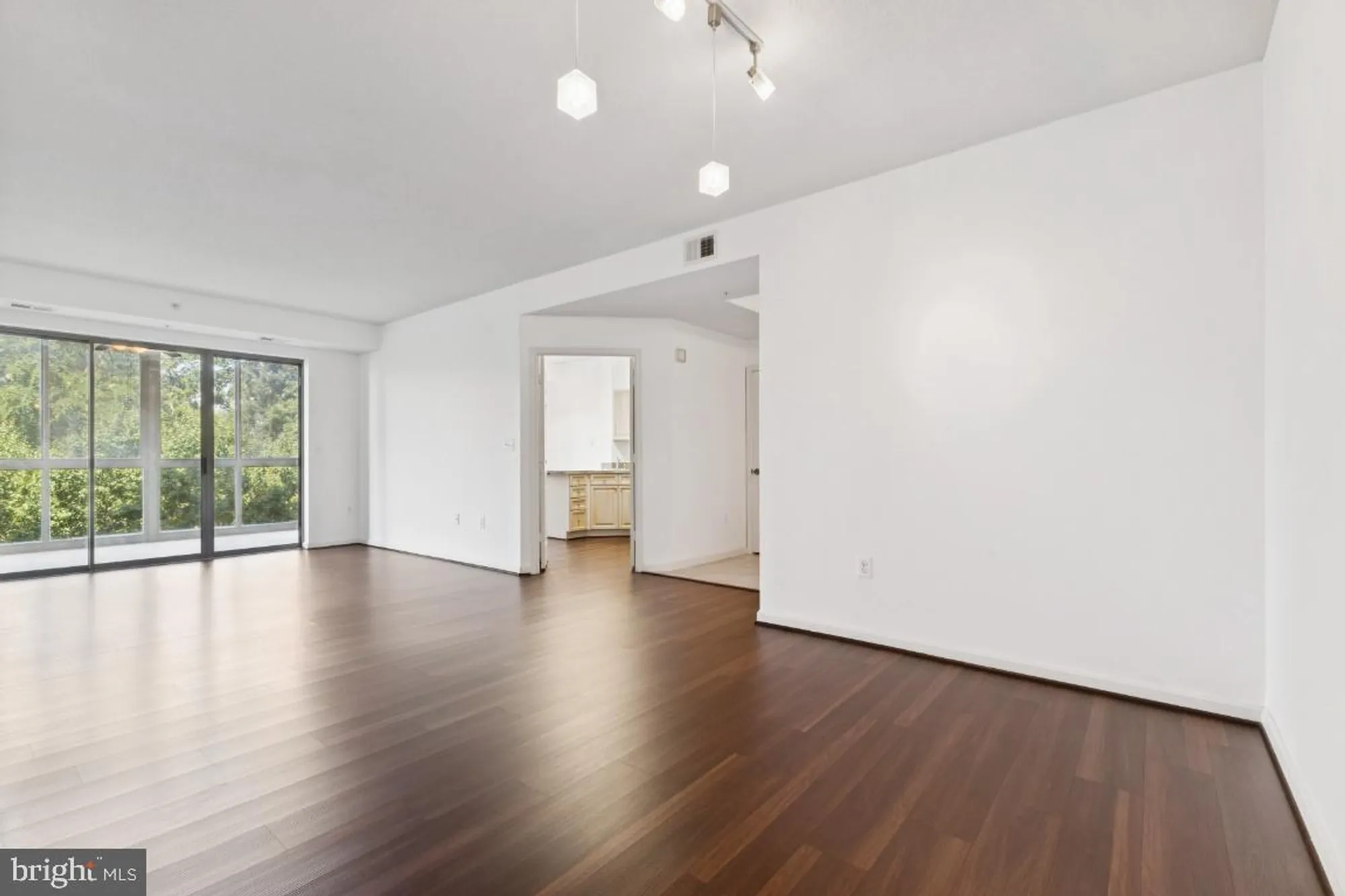 Property Slideshow image 5 of 25 | 19355 cypress ridge ter 423, Leesburg, VA, 20176