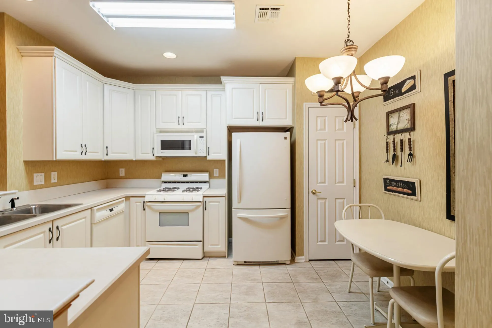 Property Slideshow image 12 of 56 | 2 falcon dr 202, Holland, PA, 18966