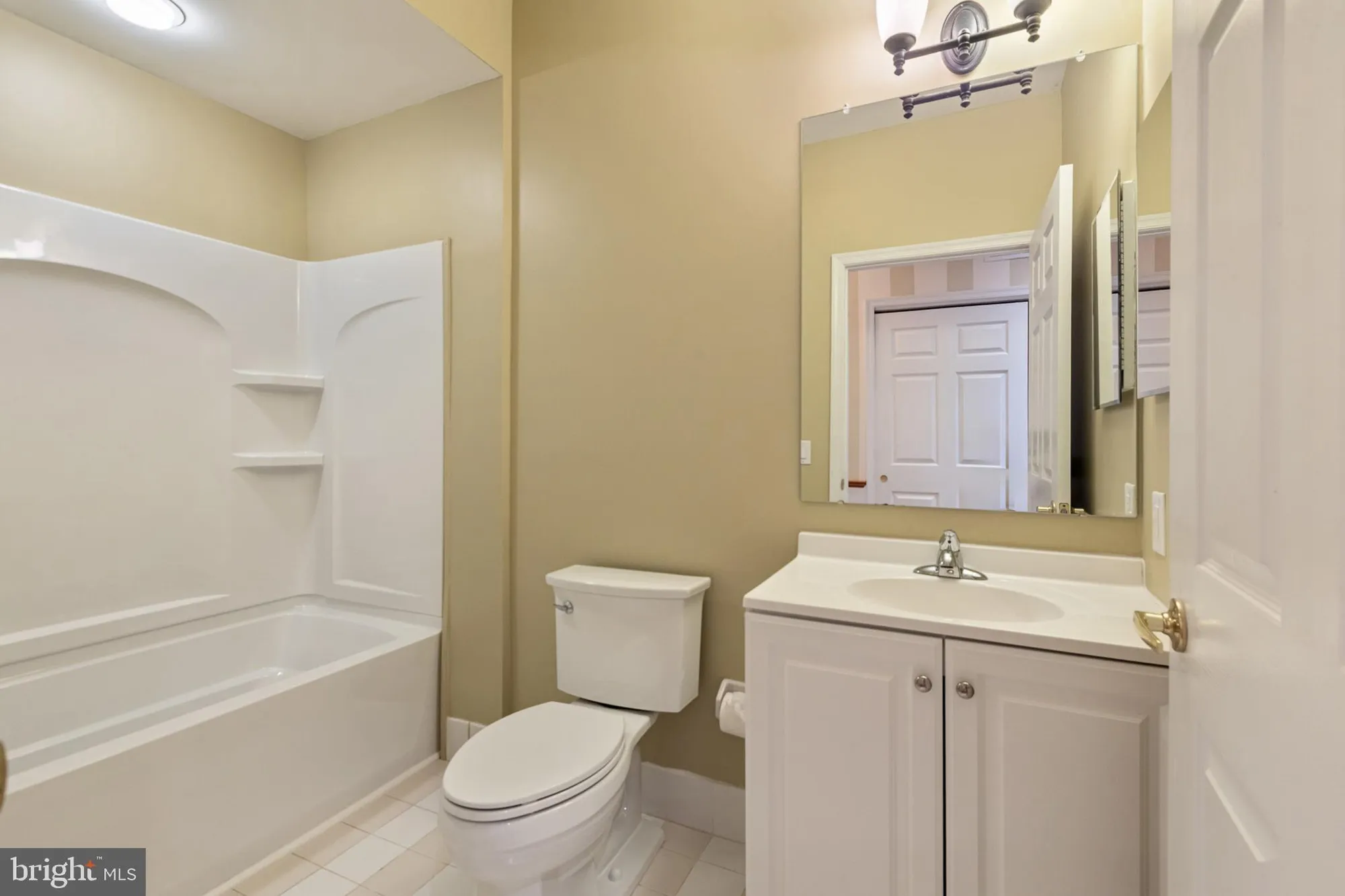 Property Slideshow image 16 of 56 | 2 falcon dr 202, Holland, PA, 18966