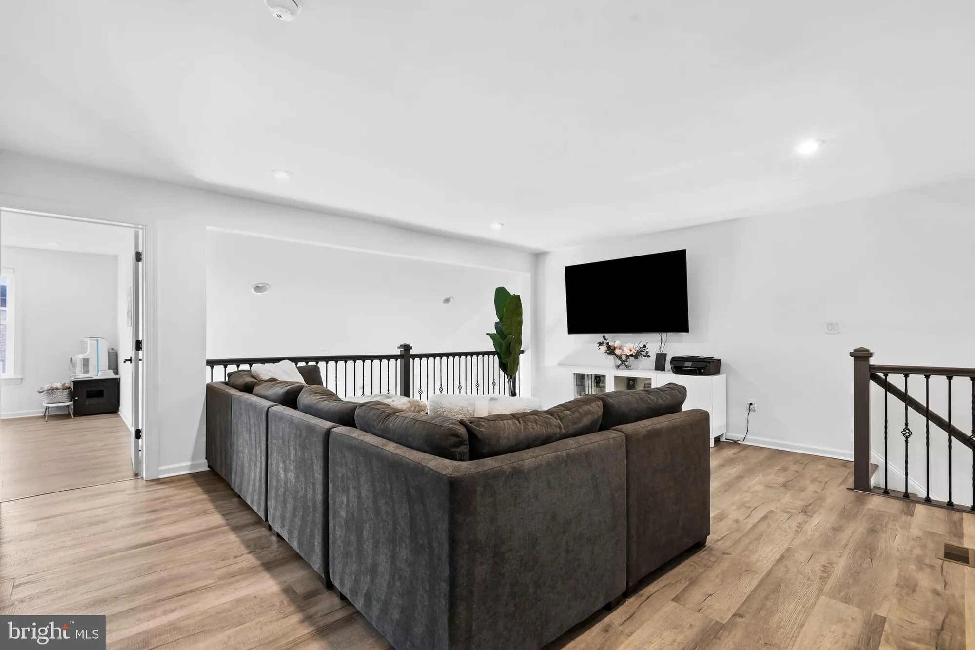 Property Slideshow image 22 of 38 | 905 holden ct, Warminster, PA, 18974