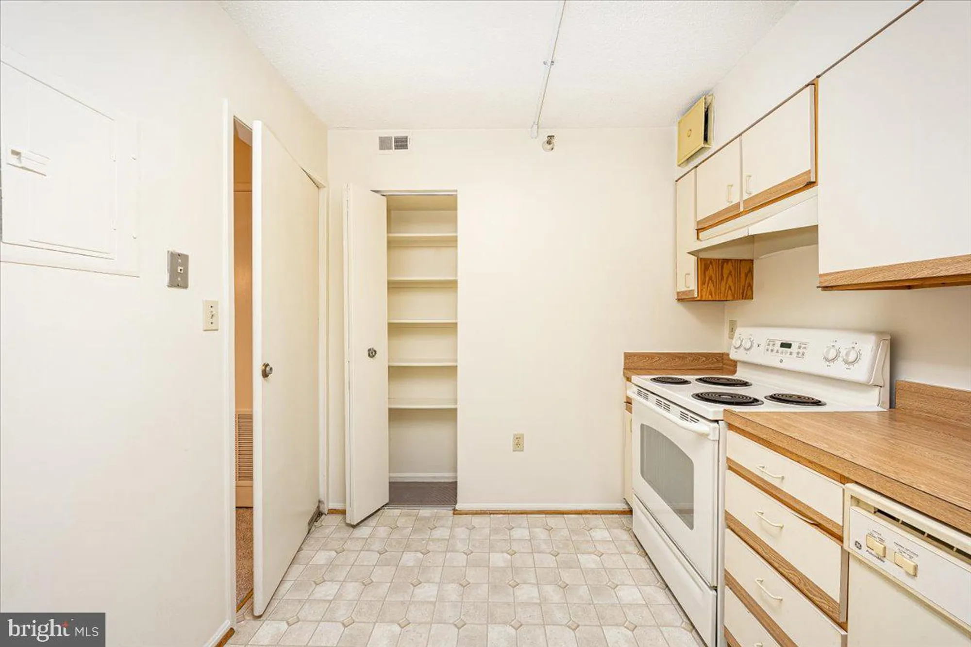 Property Slideshow image 25 of 50 | 15101 interlachen dr 1-807, Silver Spring, MD, 20906