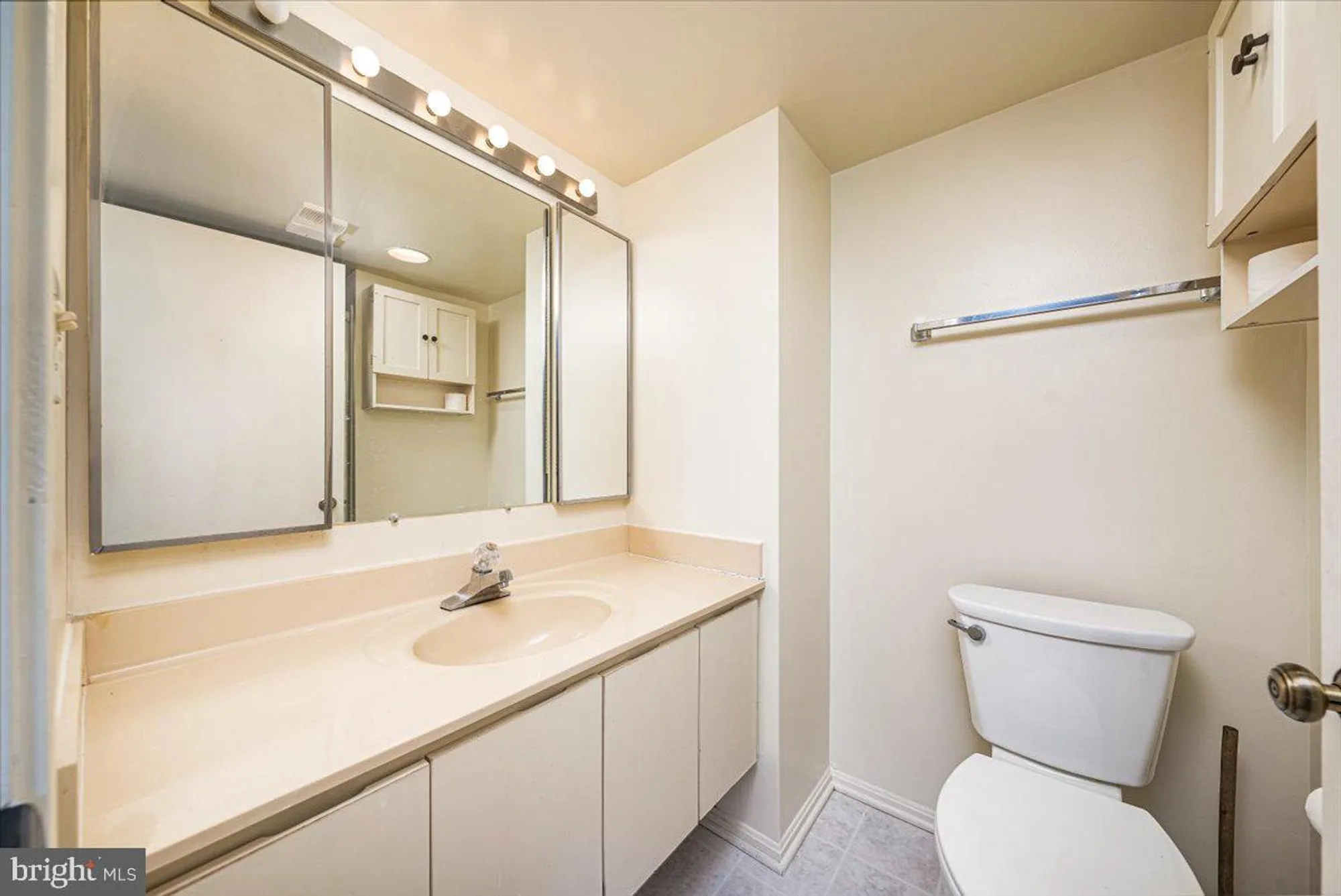 Property Slideshow image 30 of 50 | 15101 interlachen dr 1-807, Silver Spring, MD, 20906