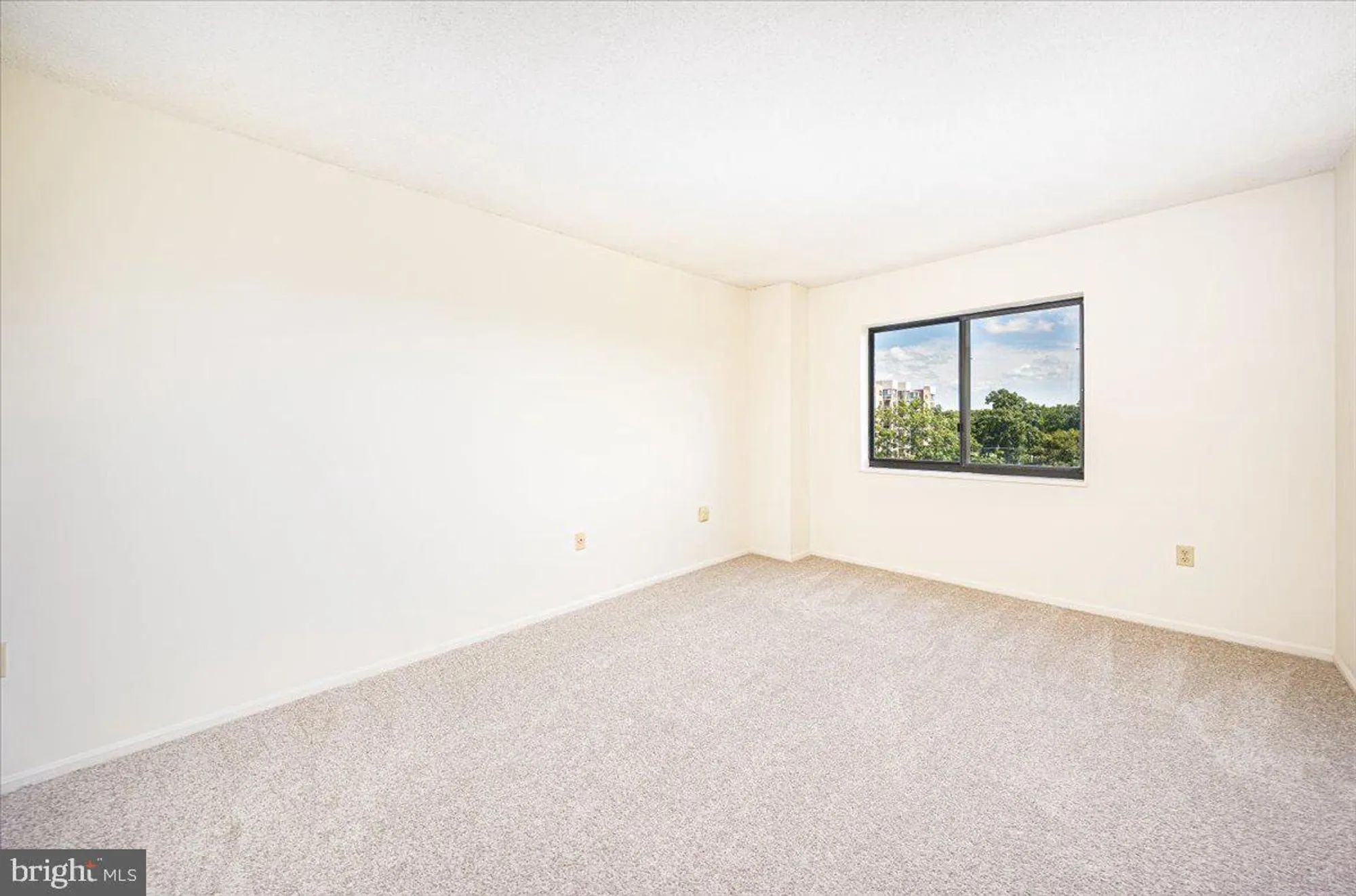 Property Slideshow image 36 of 50 | 15101 interlachen dr 1-807, Silver Spring, MD, 20906