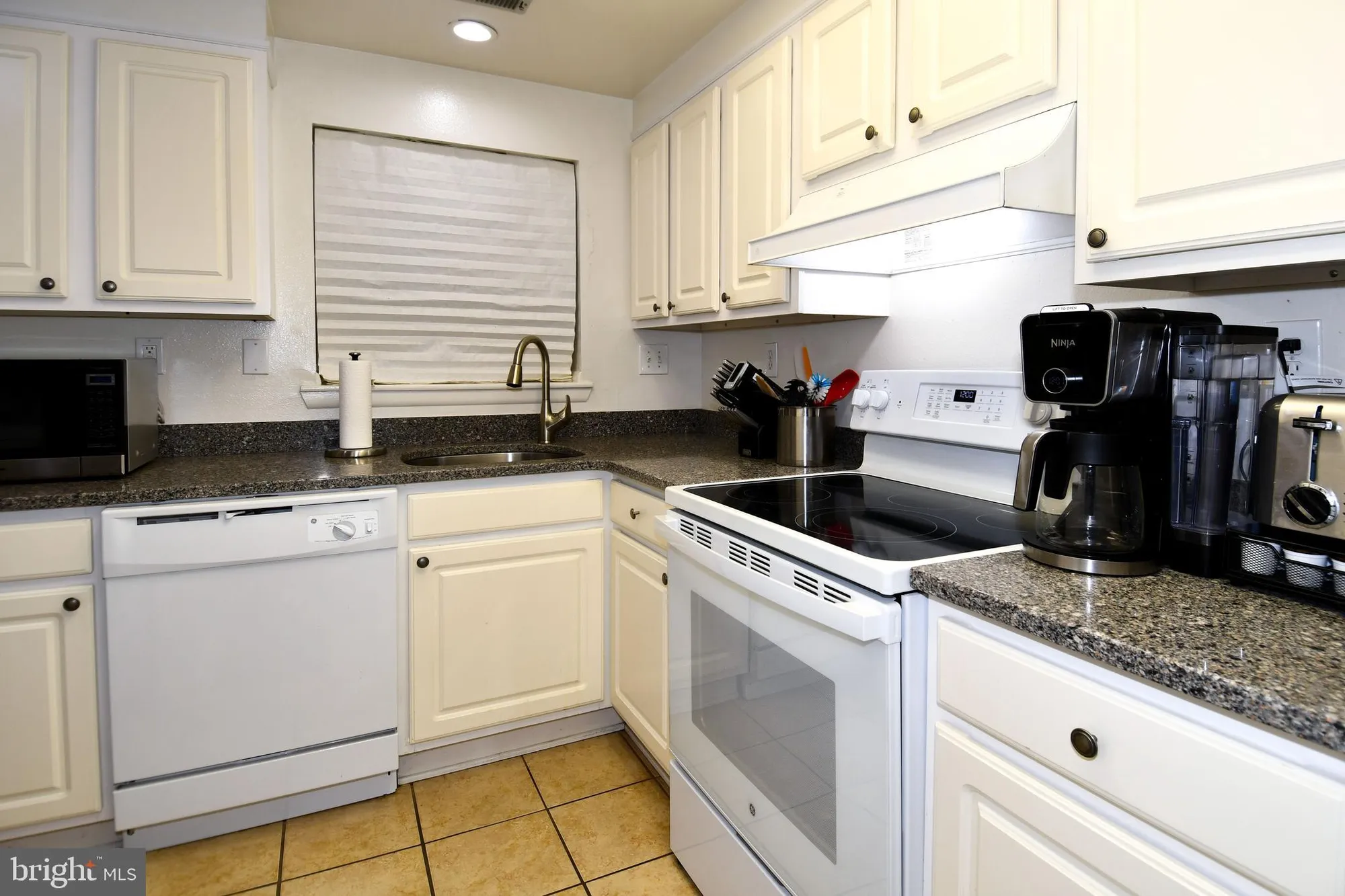Property Slideshow image 4 of 33 | 3500 forest edge dr 15-2e, Silver Spring, MD, 20906