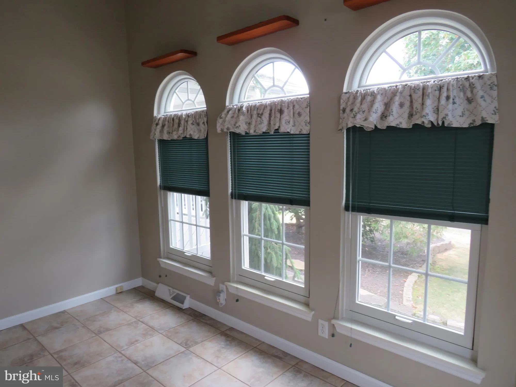 Property Slideshow image 20 of 40 | 377 spring meadow cir, New Hope, PA, 18938