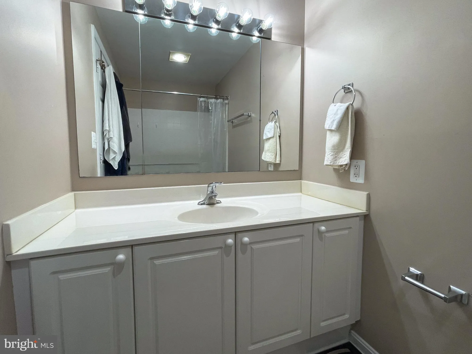 Property Slideshow image 39 of 60 | 19365 cypress ridge ter unit 1102, Leesburg, VA, 20176