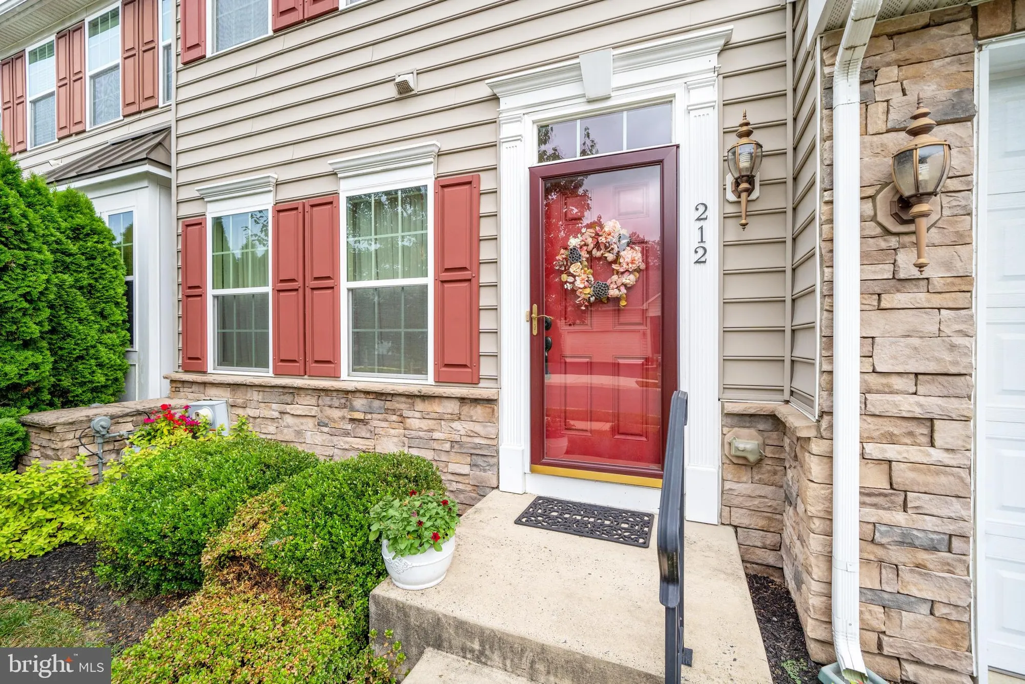 Property Slideshow image 4 of 40 | 212 anita ct, Newark, DE, 19702