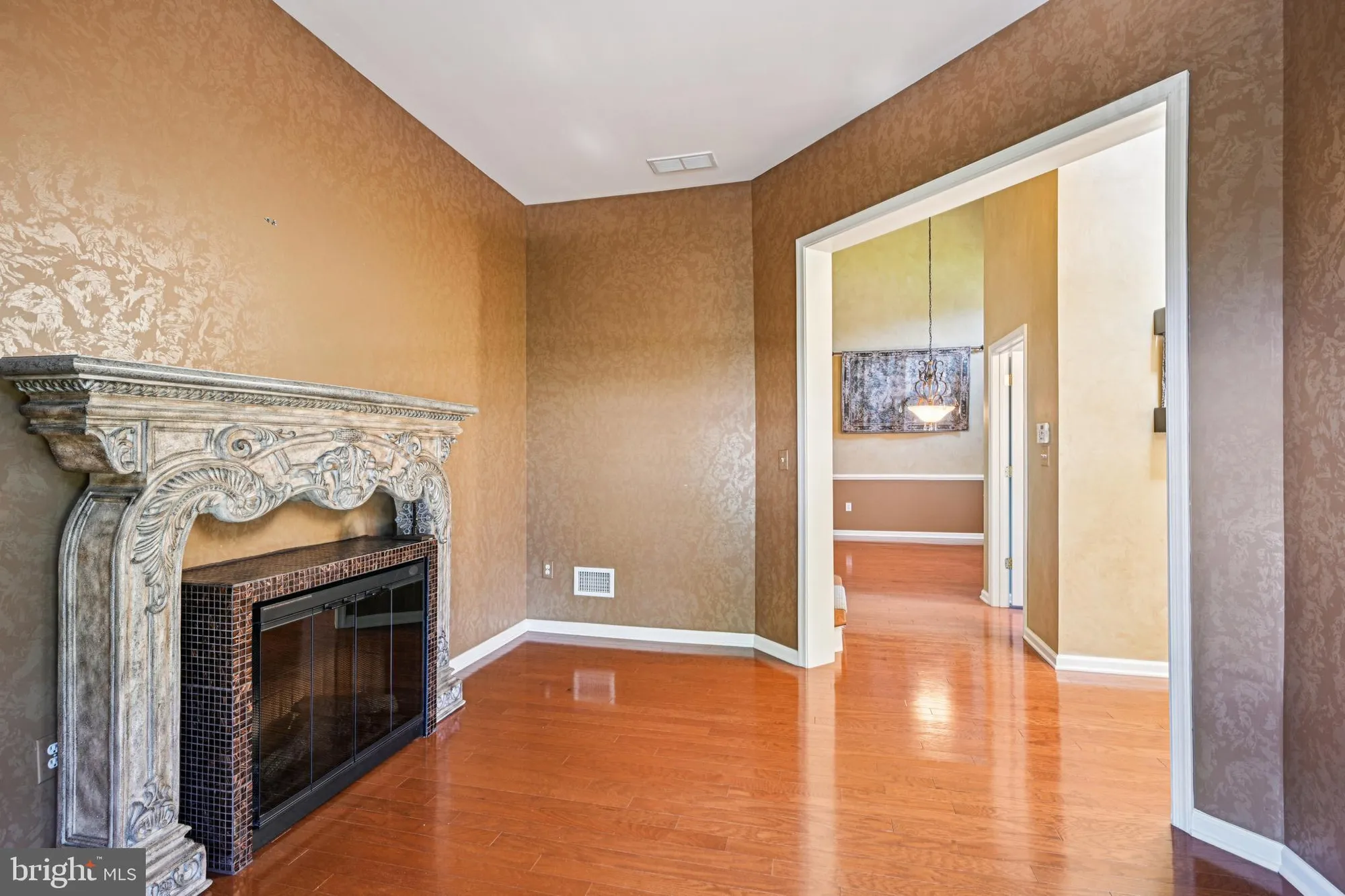 Property Slideshow image 9 of 57 | 4 woodcrest ct, Berlin, NJ, 08009