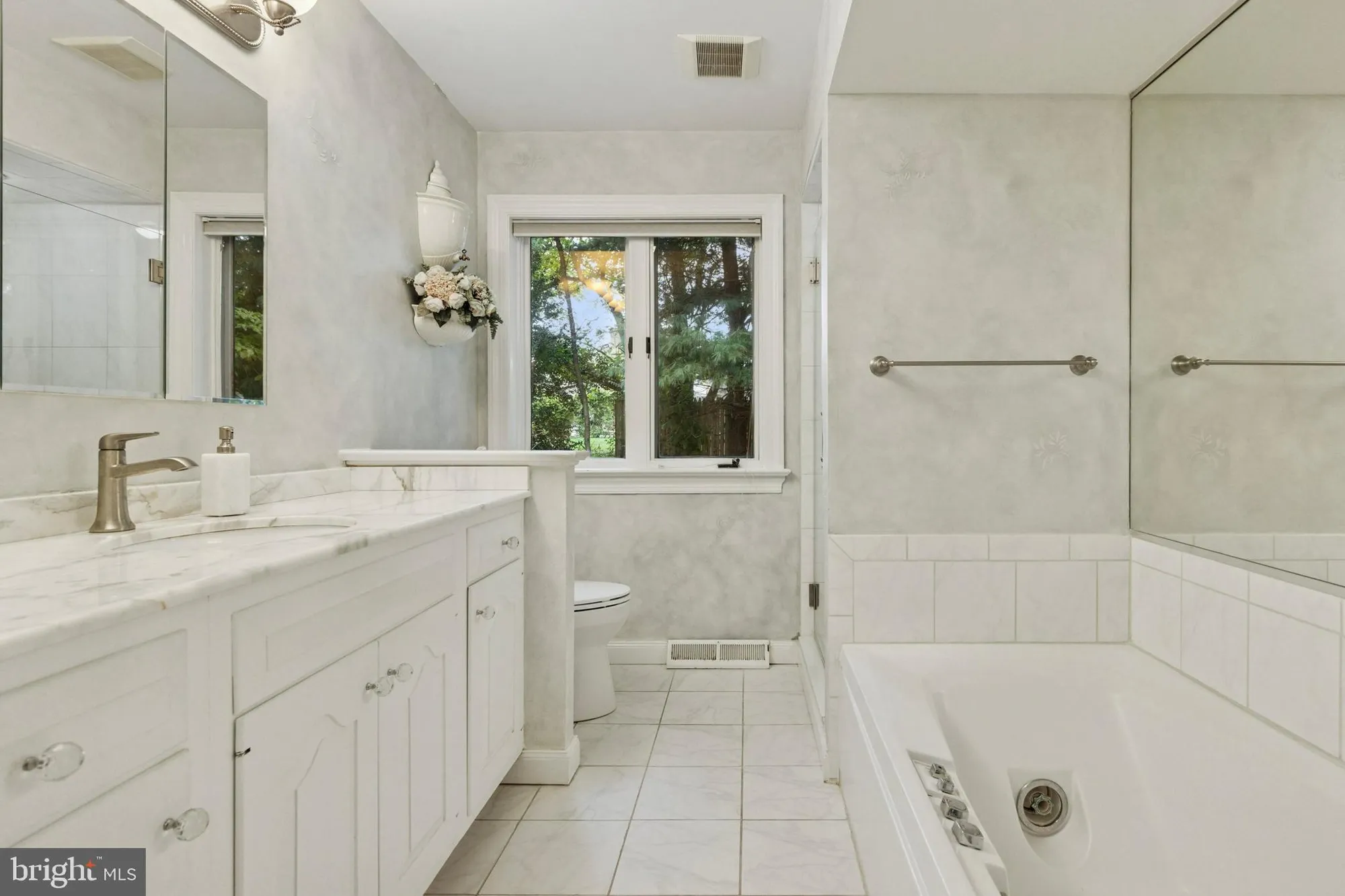 Property Slideshow image 17 of 24 | 6 steeplechase ln, Blue Bell, PA, 19422