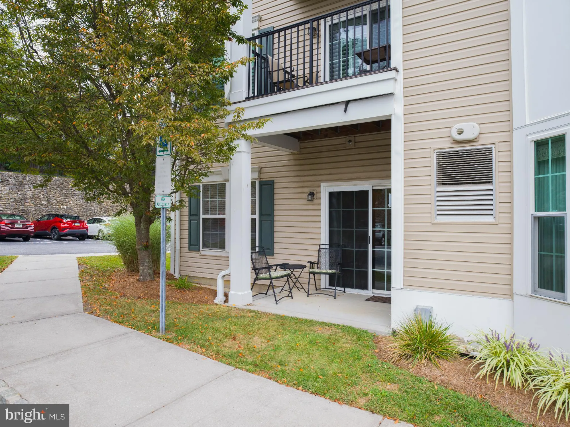 Property Slideshow image 8 of 28 | 411 creekside dr, Brookhaven, PA, 19015