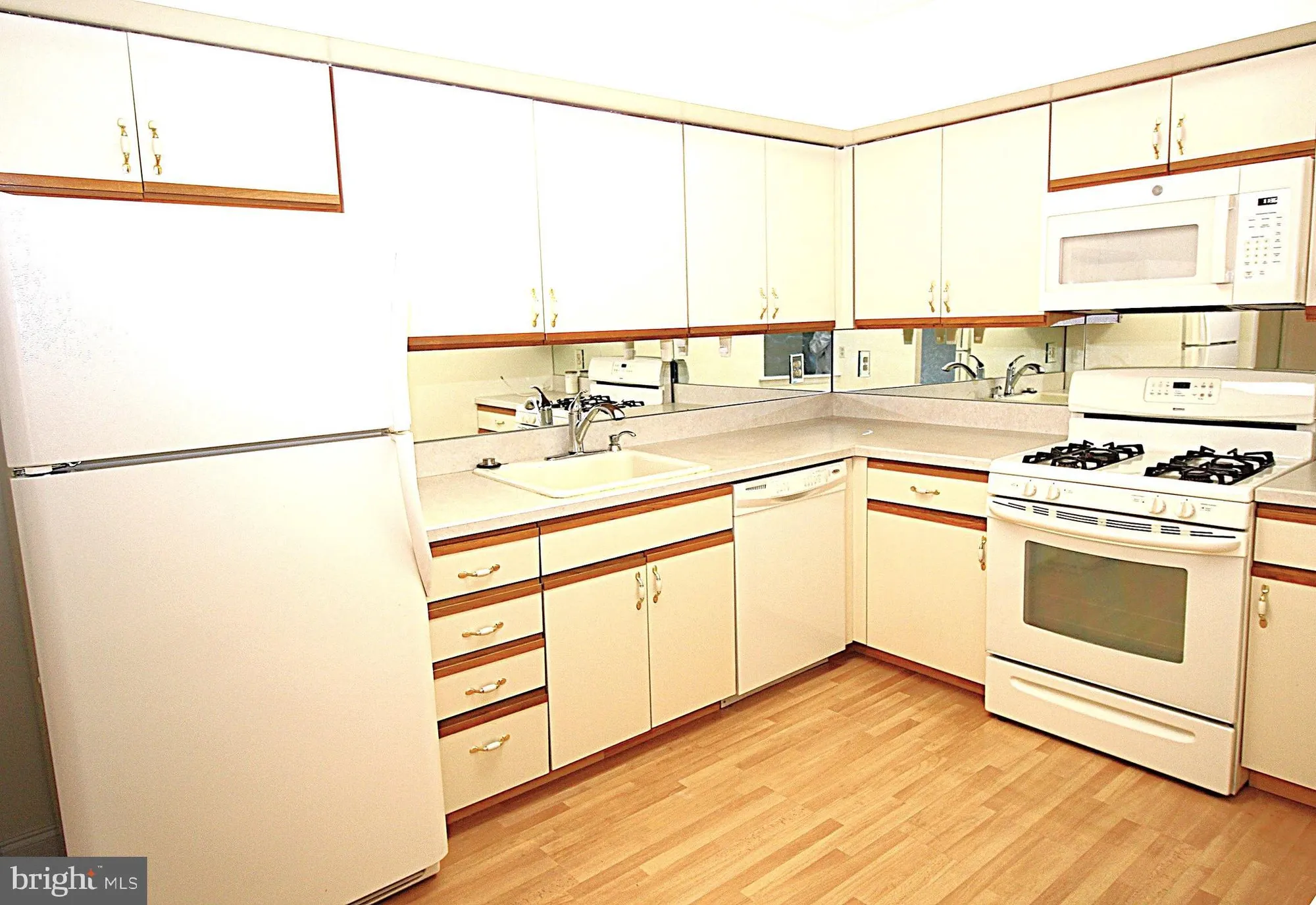 Property Slideshow image 12 of 38 | 62004 delaire landing rd 4, Philadelphia, PA, 19114