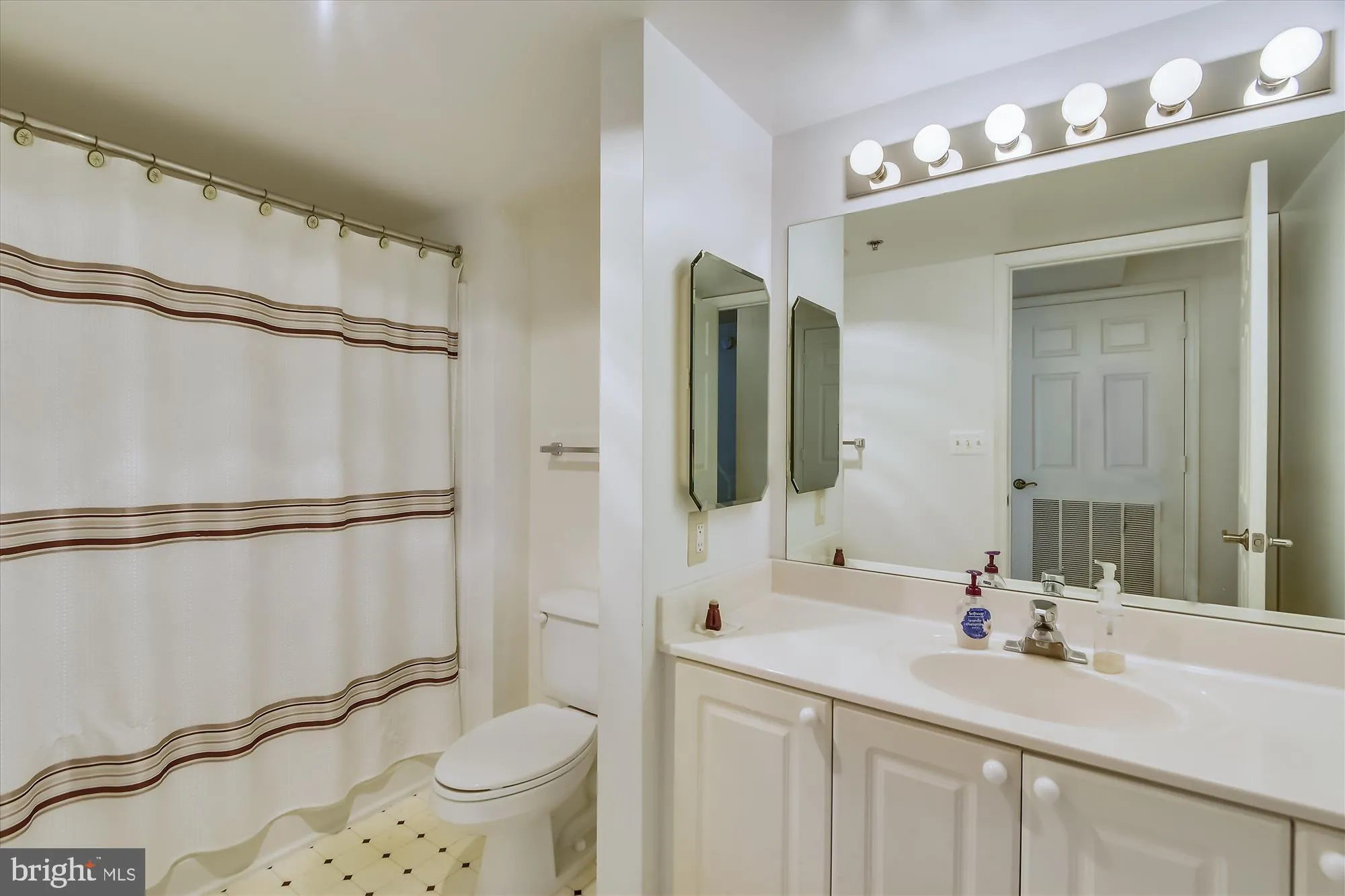 Property Slideshow image 21 of 42 | 19385 cypress ridge ter unit 920, Leesburg, VA, 20176