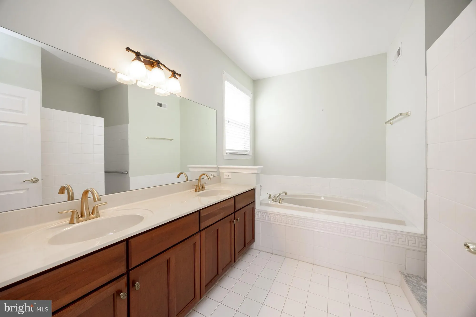 Property Slideshow image 34 of 44 | 4397 meadowridge ln, Collegeville, PA, 19426