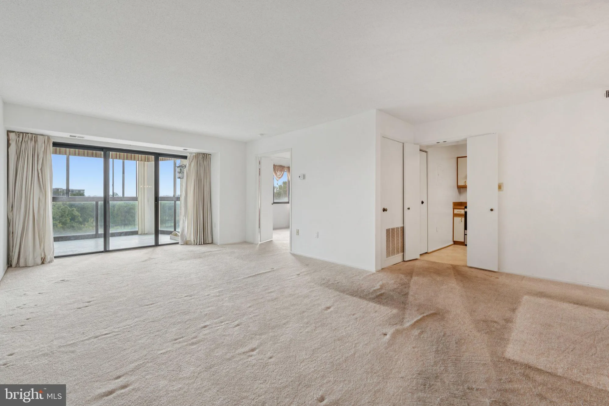 Property Slideshow image 6 of 27 | 15115 interlachen dr 3-815, Silver Spring, MD, 20906