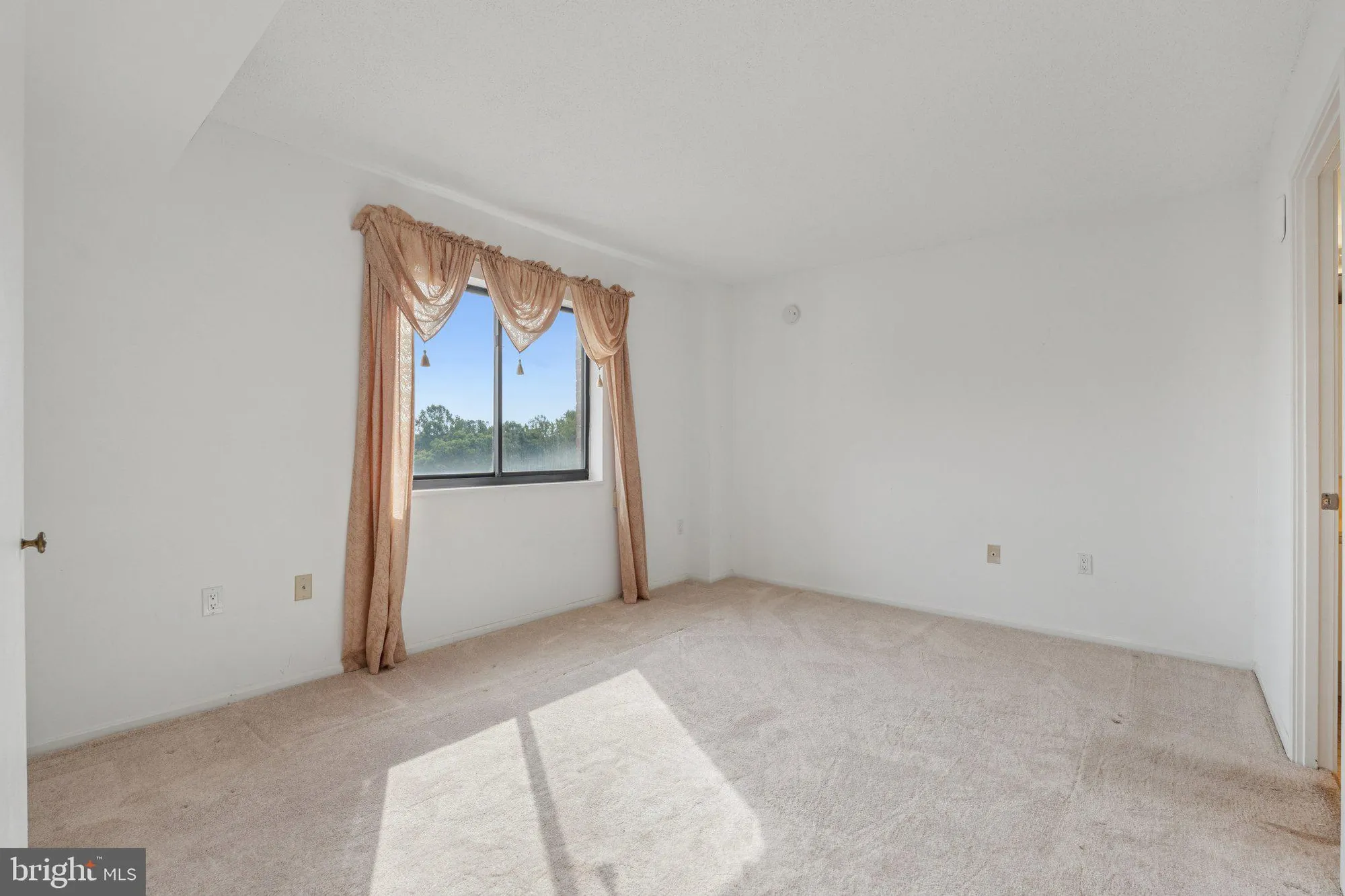 Property Slideshow image 10 of 27 | 15115 interlachen dr 3-815, Silver Spring, MD, 20906