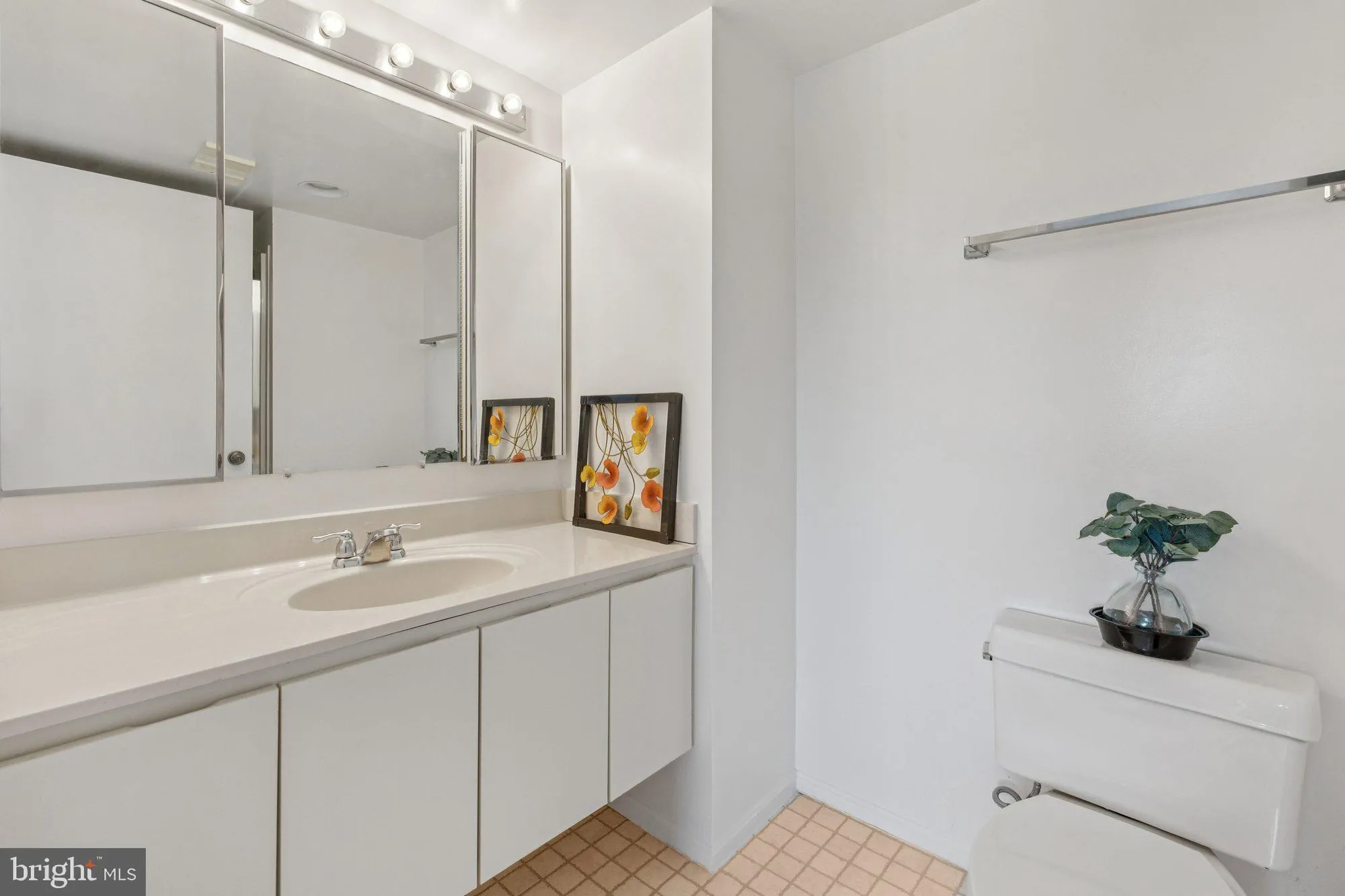 Property Slideshow image 12 of 27 | 15115 interlachen dr 3-815, Silver Spring, MD, 20906