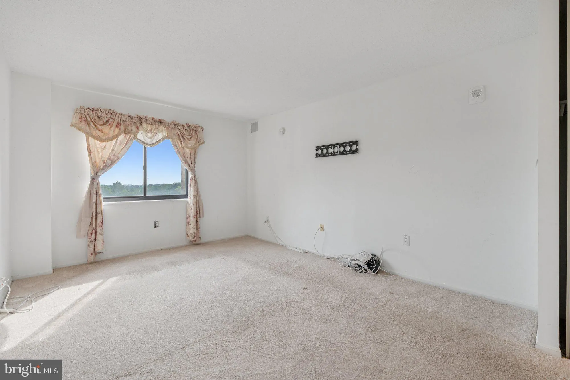 Property Slideshow image 22 of 27 | 15115 interlachen dr 3-815, Silver Spring, MD, 20906