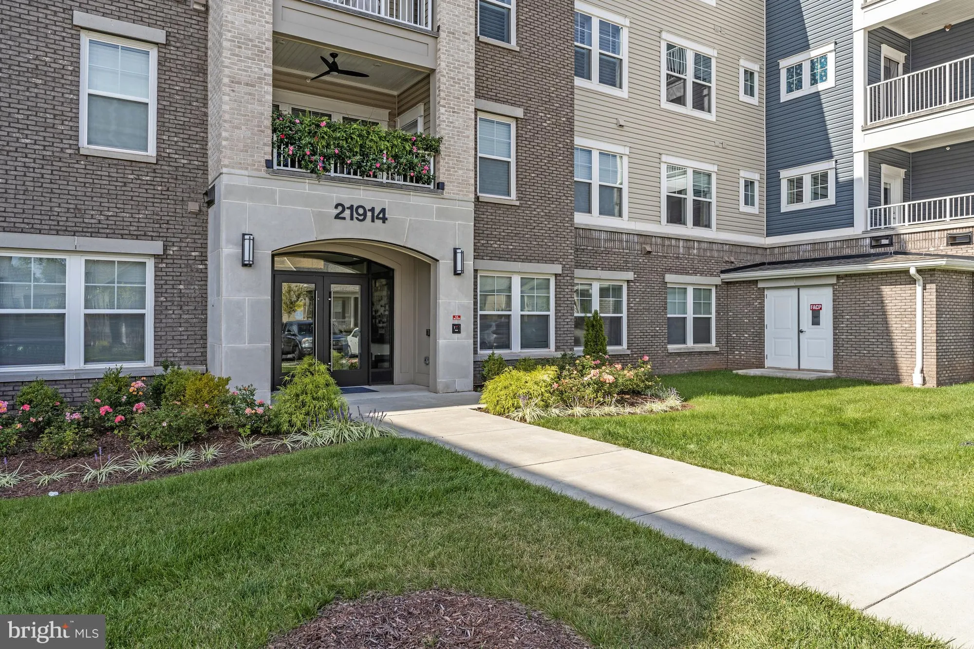 Property Slideshow image 4 of 27 | 21914 hawksbill high cir unit 304, Sterling, VA, 20164