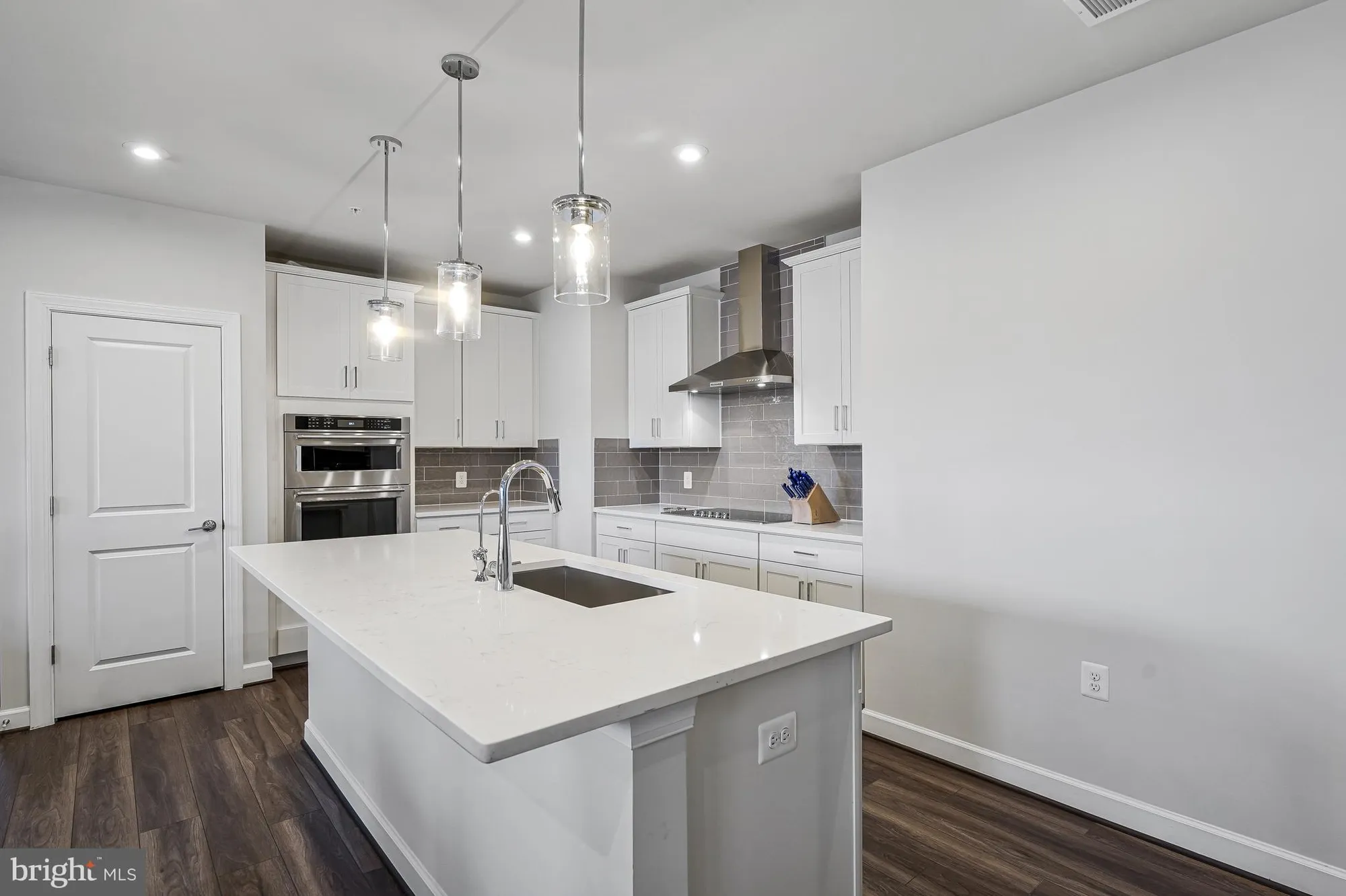 Property Slideshow image 9 of 27 | 21914 hawksbill high cir unit 304, Sterling, VA, 20164