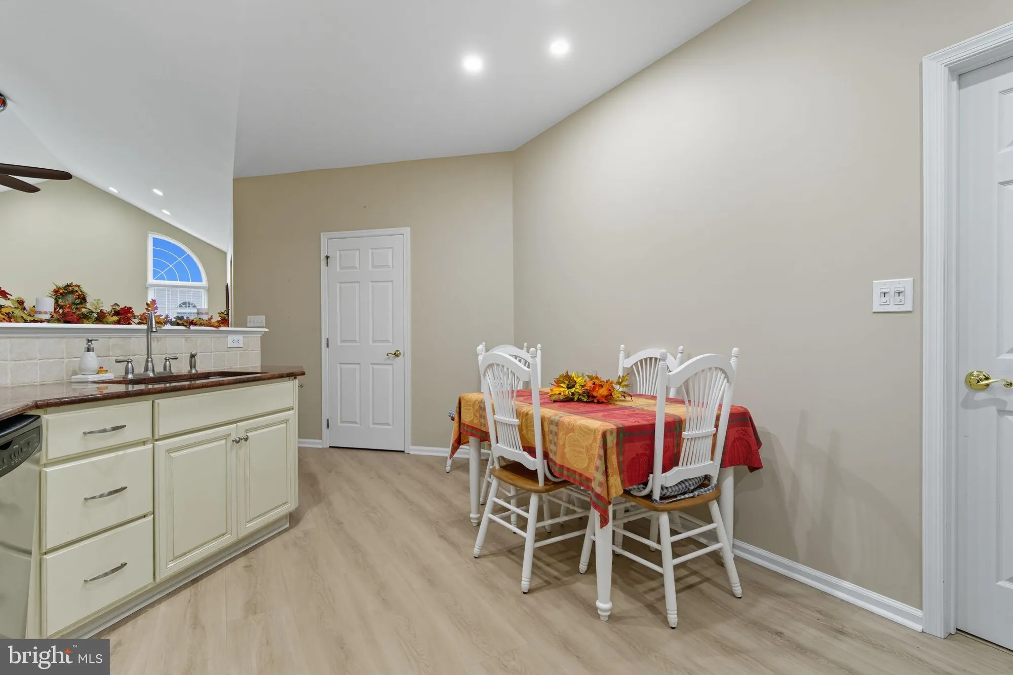 Property Slideshow image 15 of 30 | 2285 seabird dr 14, Bristol, PA, 19007