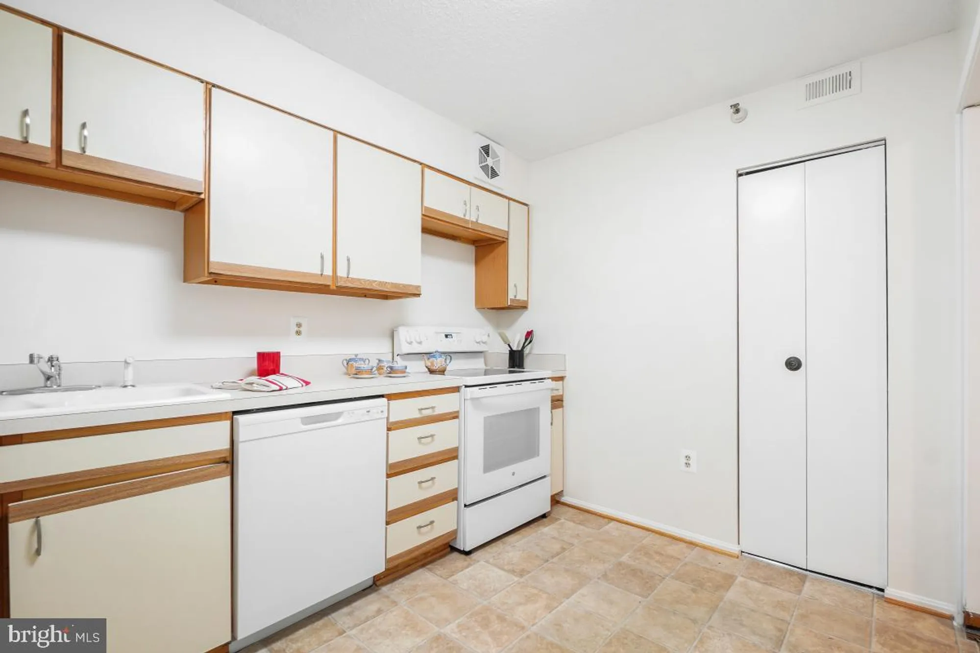 Property Slideshow image 19 of 35 | 15107 interlachen dr 2-321, Silver Spring, MD, 20906