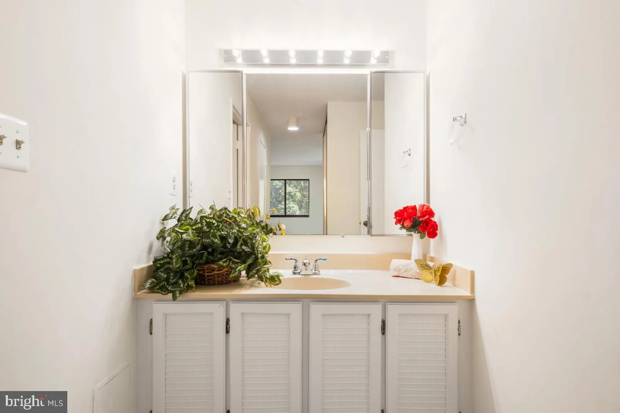 Property Slideshow image 27 of 35 | 15107 interlachen dr 2-321, Silver Spring, MD, 20906