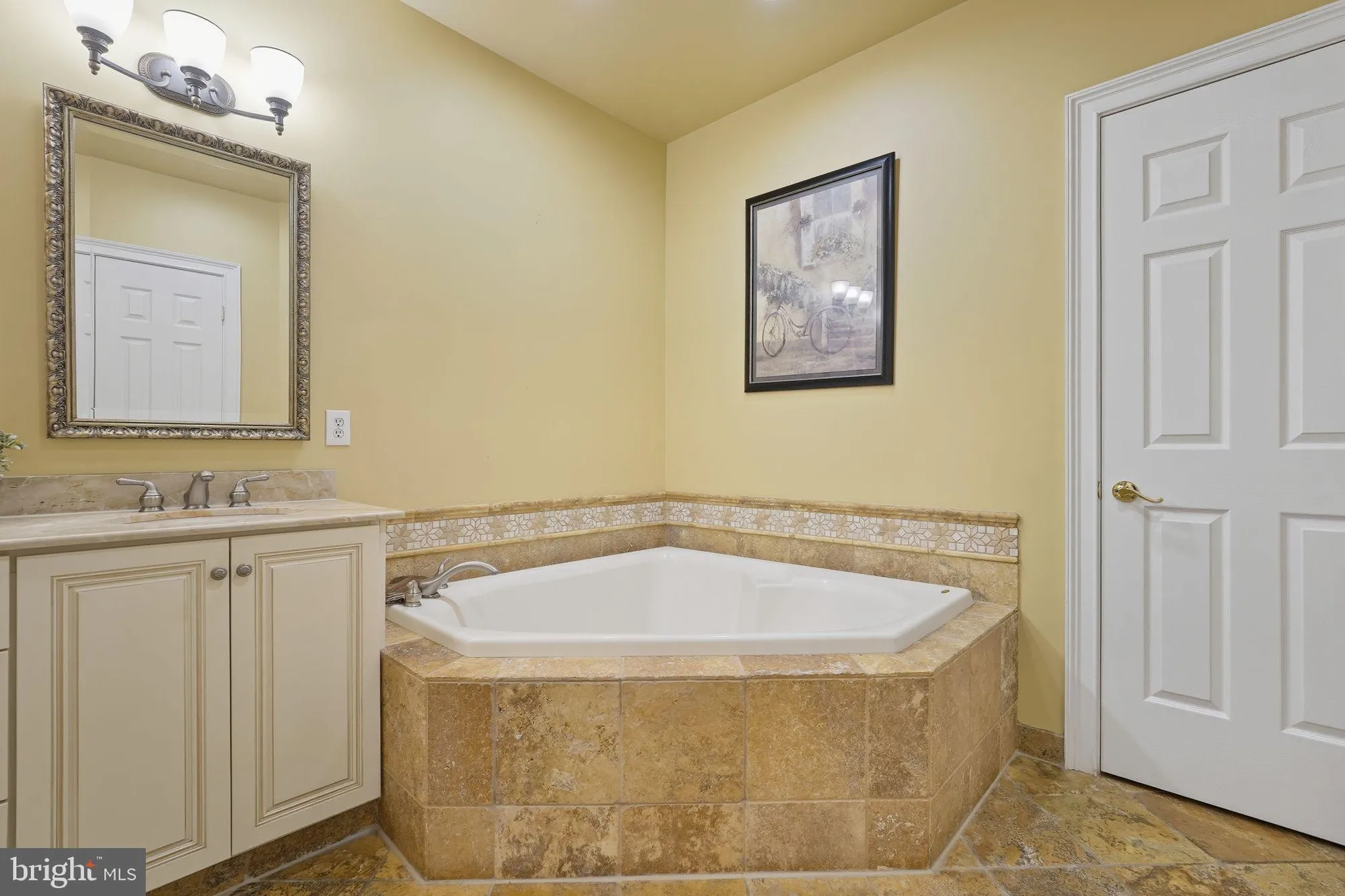 Property Slideshow image 19 of 36 | 95 rittenhouse cir, Newtown, PA, 18940