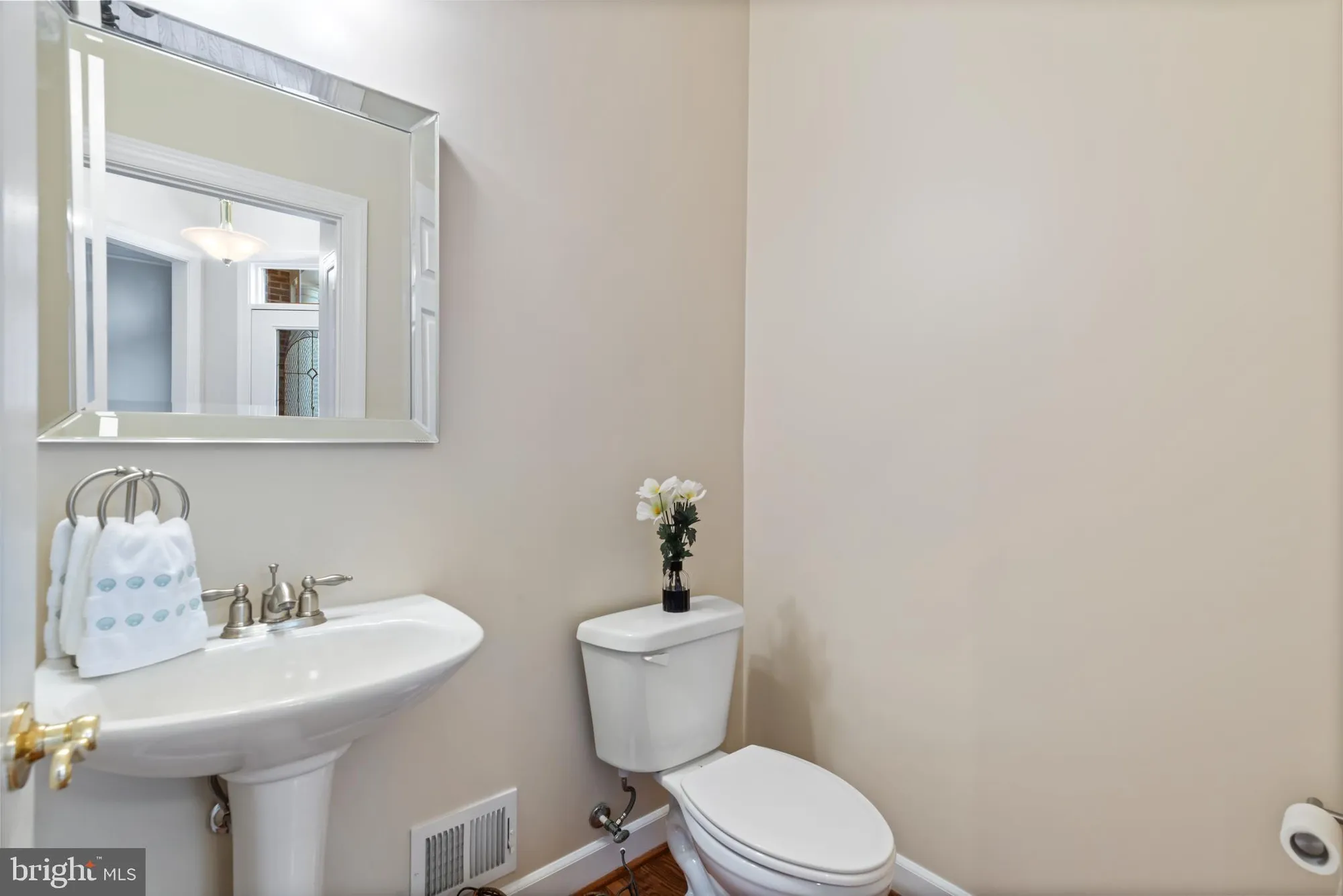 Property Slideshow image 5 of 28 | 8325 meadowsweet rd # 8325, Baltimore, MD, 21208