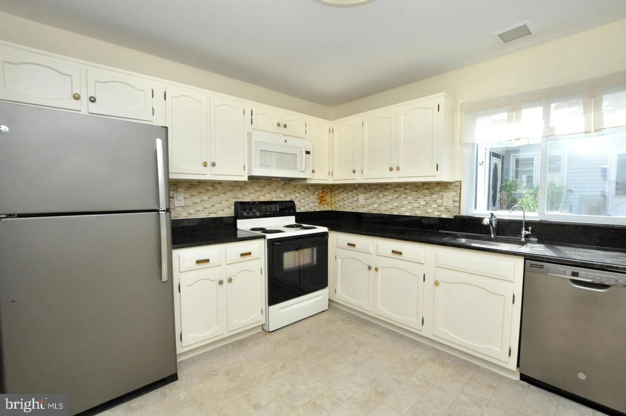 Property Slideshow image 8 of 27 | 25 dunstable rd, Southampton, NJ, 08088