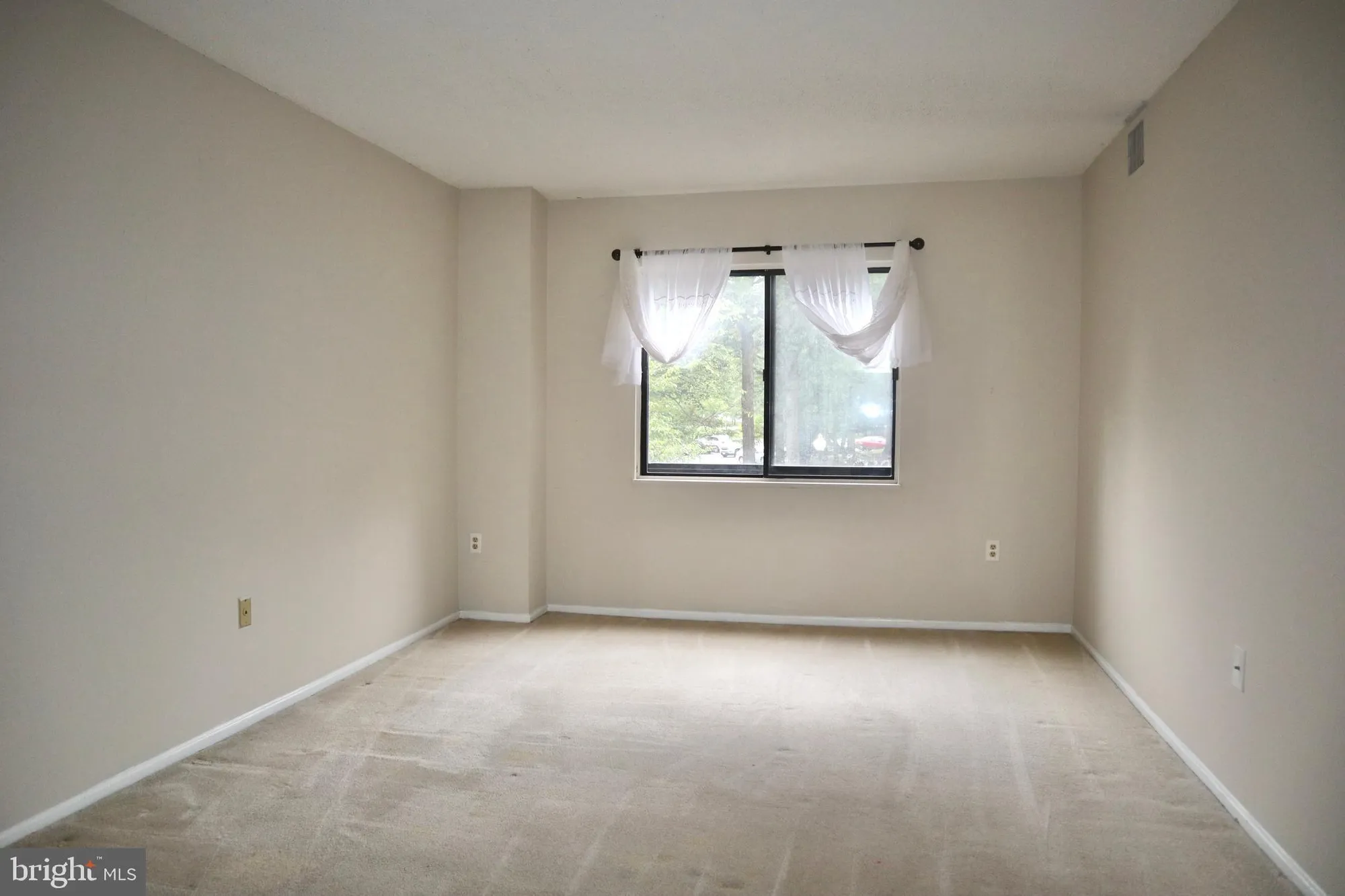 Property Slideshow image 16 of 53 | 15107 interlachen dr 2-119, Silver Spring, MD, 20906
