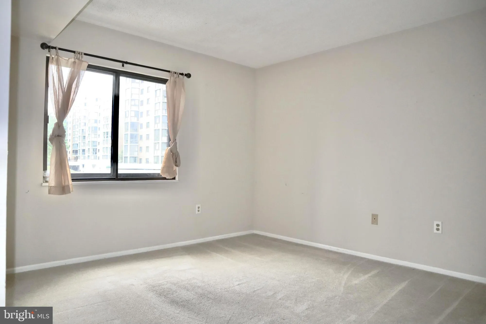 Property Slideshow image 19 of 53 | 15107 interlachen dr 2-119, Silver Spring, MD, 20906