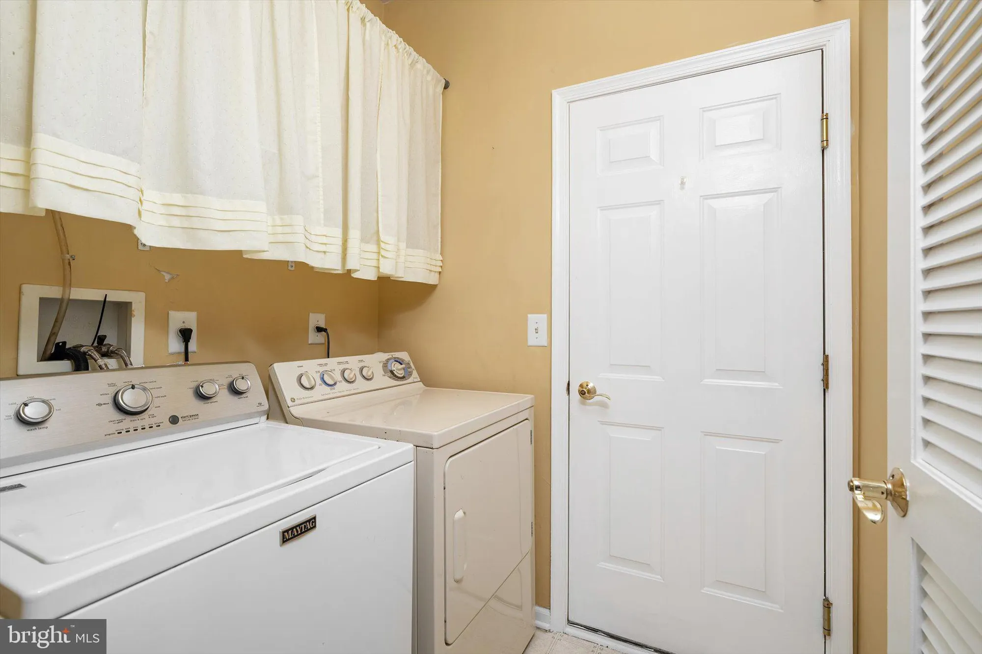 Property Slideshow image 21 of 28 | 18 goldfinch dr, Hamilton, NJ, 08690