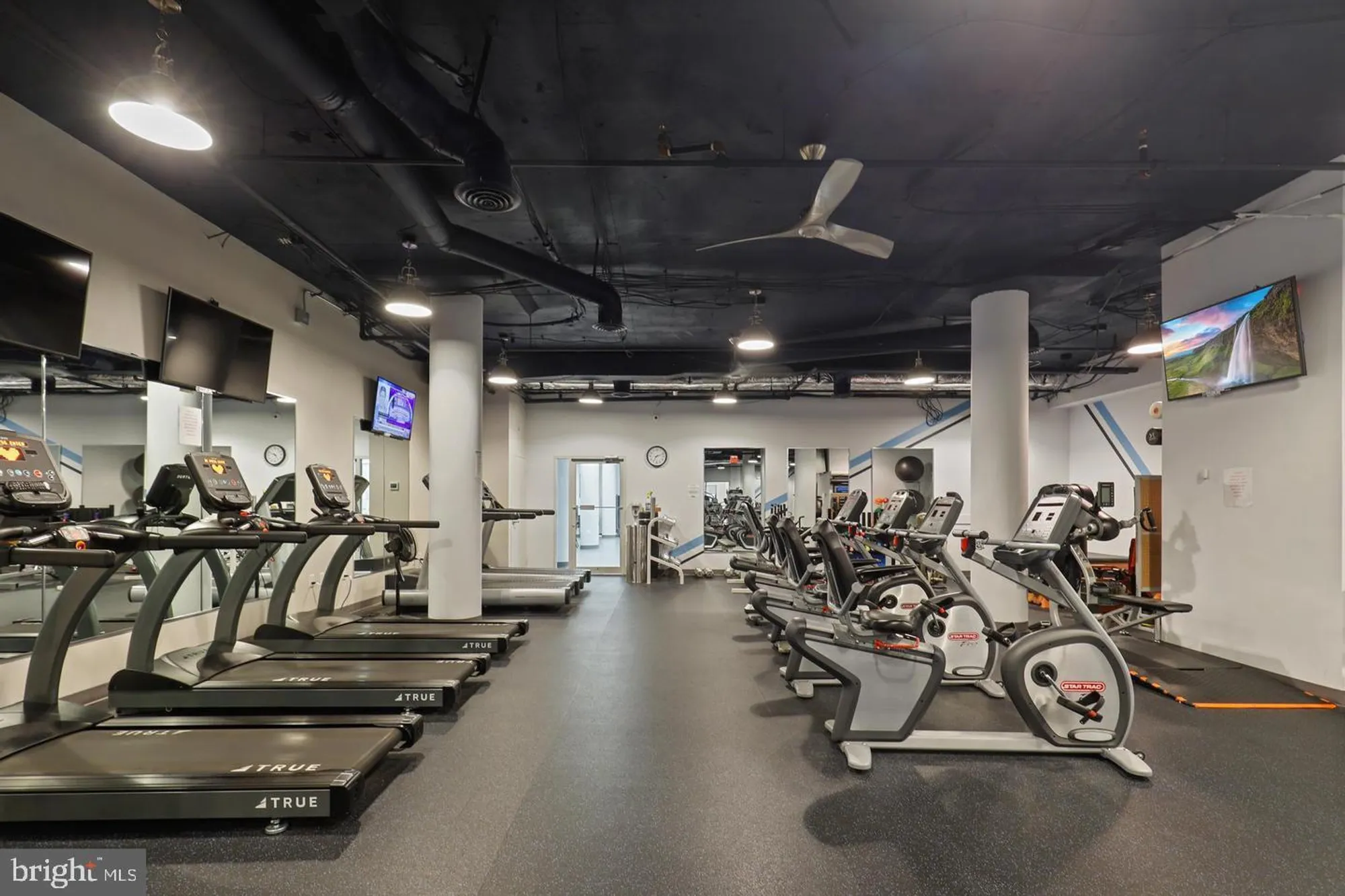 Property Slideshow image 35 of 39 | 19385 cypress ridge ter 914, Leesburg, VA, 20176