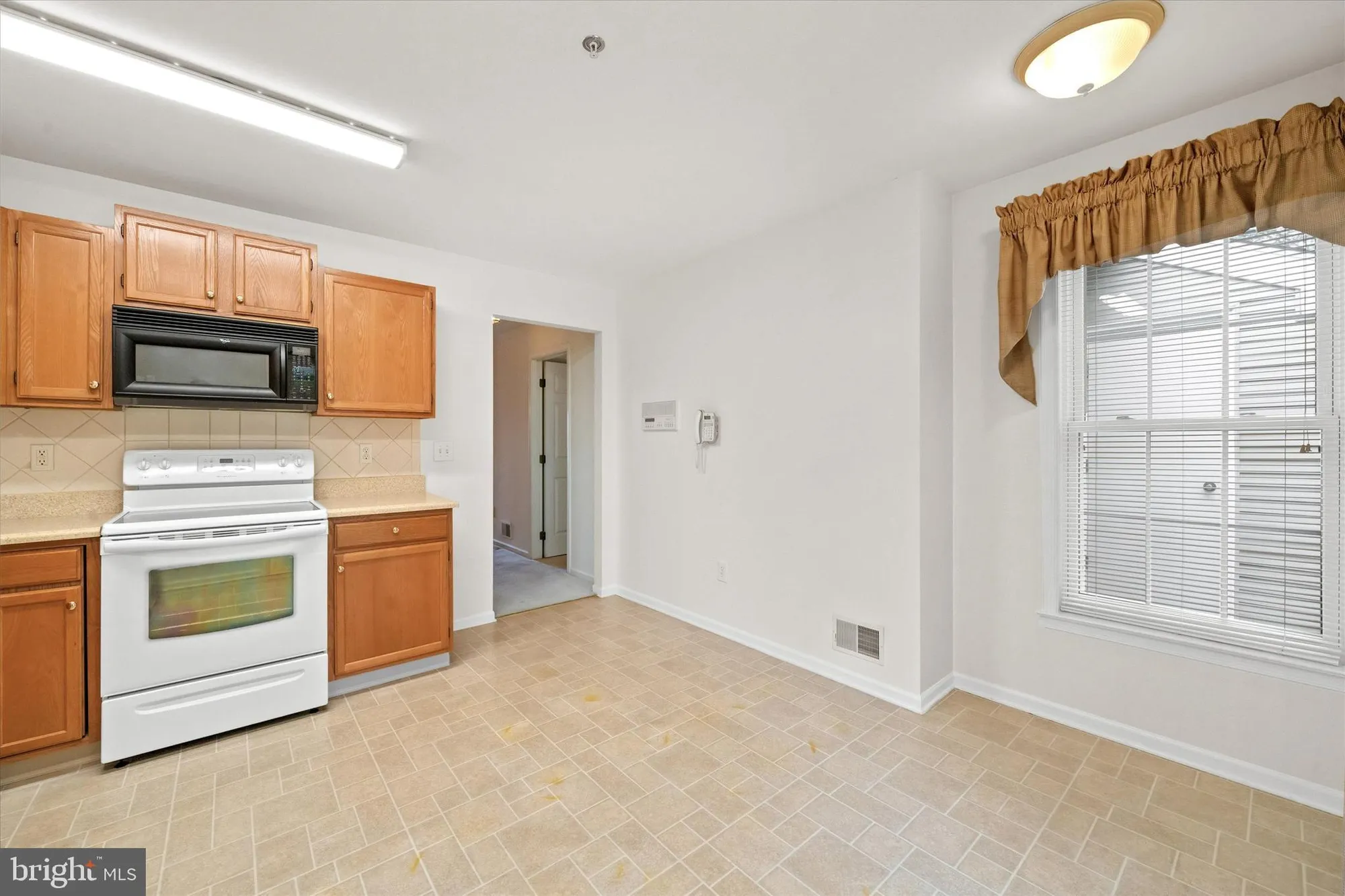 Property Slideshow image 12 of 31 | 6 grosvenor ct # 14, Wilmington, DE, 19804