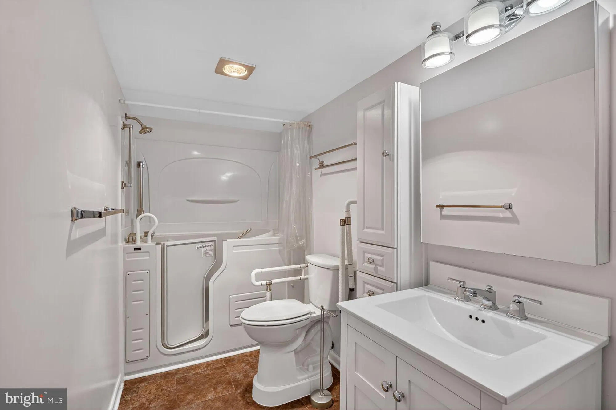 Property Slideshow image 15 of 29 | 15101 interlachen dr 1-123, Silver Spring, MD, 20906