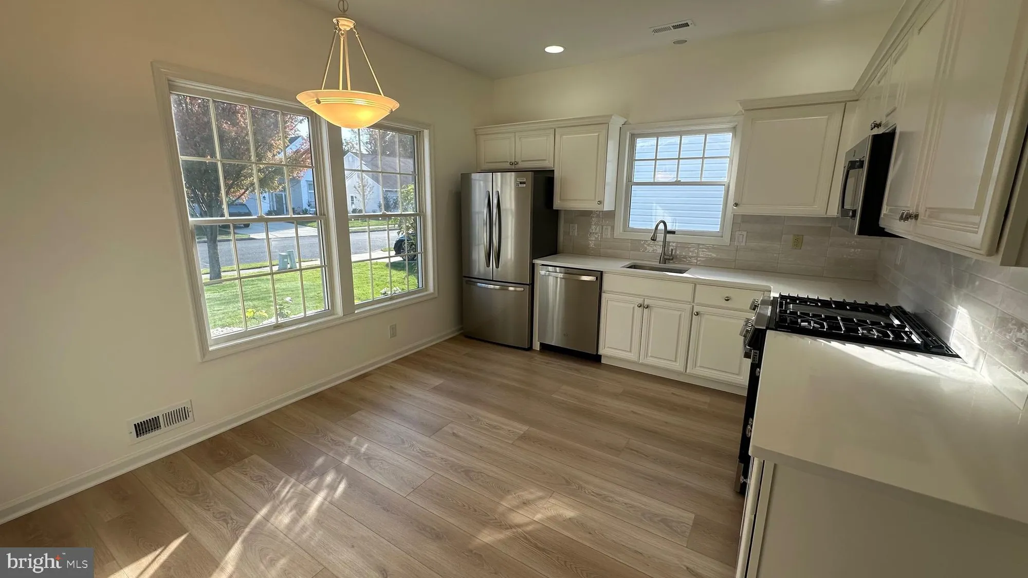 Property Slideshow image 2 of 6 | 211 wagon wheel ln, Columbus, NJ, 08022