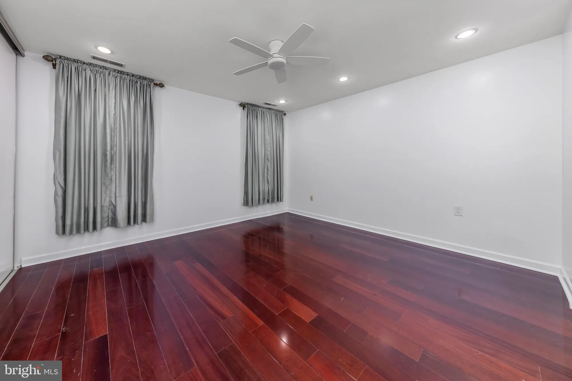Property Slideshow image 8 of 23 | 8 niland ln, Deptford, NJ, 08096