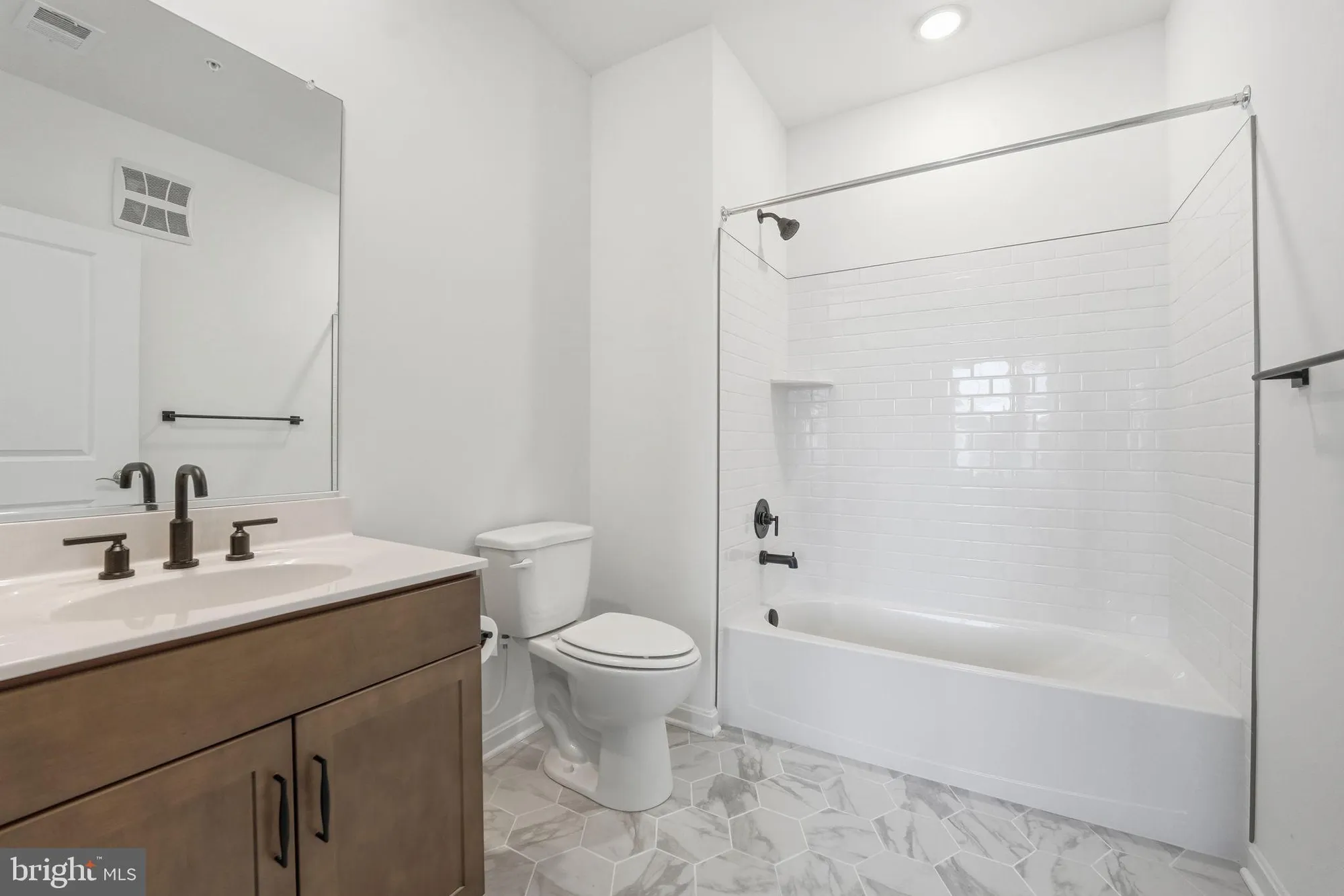 Property Slideshow image 12 of 36 | 13970 englefield dr unit 207, Woodbridge, VA, 22193